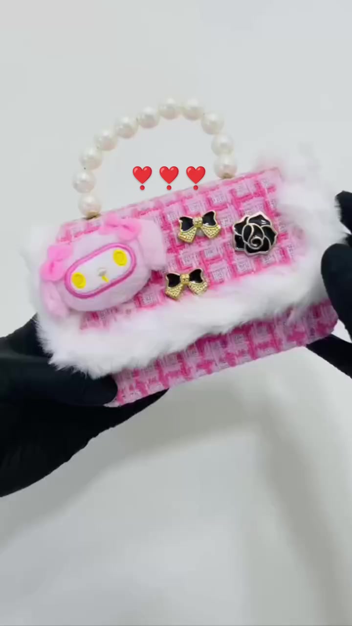 للحقيبة يد صغيرة للأطفال بتصميم كوري عصري، وتتميز بتفاصيل أنثوية لطيفة مثل مقبض اللؤلؤ الصناعي وزخارف الدمى. 

مميزات الحقيبة
التصميم: تأتي بنمط "التويد" (Tweed) مع تفاصيل من الفرو الصناعي على الغطاء، مما يمنحها مظهراً أنيقاً ودافئاً.
الإضافات: مزينة بدمية صغيرة (مثل شخصية ماي ميلودي أو أرنب)، بالإضافة إلى فيونكات وورود معدنية صغيرة.
الاستخدام: مناسبة كحقيبة يد صغيرة أو حقيبة "كروس" بفضل السلسلة المعدنية المرفقة، وهي مثالية للفتيات من سن 2 إلى 10 سنوات في المناسبات والأعياد.

#للحجز_او_الاستفسار_مراسلتنا_دايركت📩 
#توصيل_جميع_محافظات_العراق 
#ترند #تركيا #اكسبلور_فولو


**إذا كنت صاحب هذا الإعلان وتريد حذفه لأي سبب، رجاءا أرسل رسالة إلى الدعم الفني**