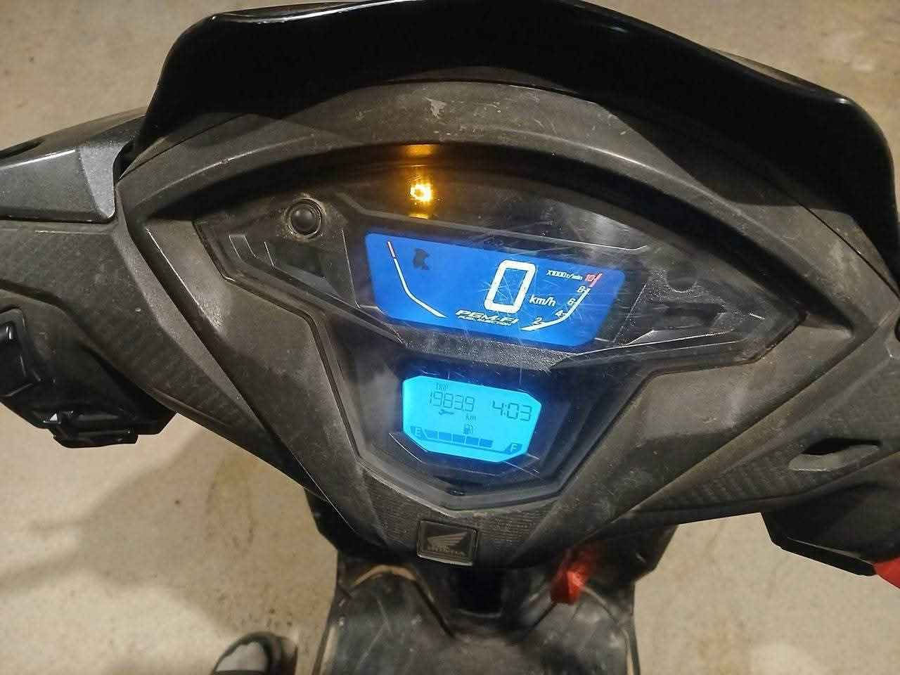 السلام عليكم د
Honda Grazia 2021 
هوندا فريزا موديل 2021 للبيع 
شادلها مكينه جديده مال حاويه زيرو الدراجه شغاله ما بيها اي نقص بيها نقص بالكفرات الاماميه فقط شرط سلفه هندر كهربائيات شغاله كلها
سعر  :  350  الف
للتواصل او الاستفسار عبر الواتساب فقط :
*********** بغداد, العراق
