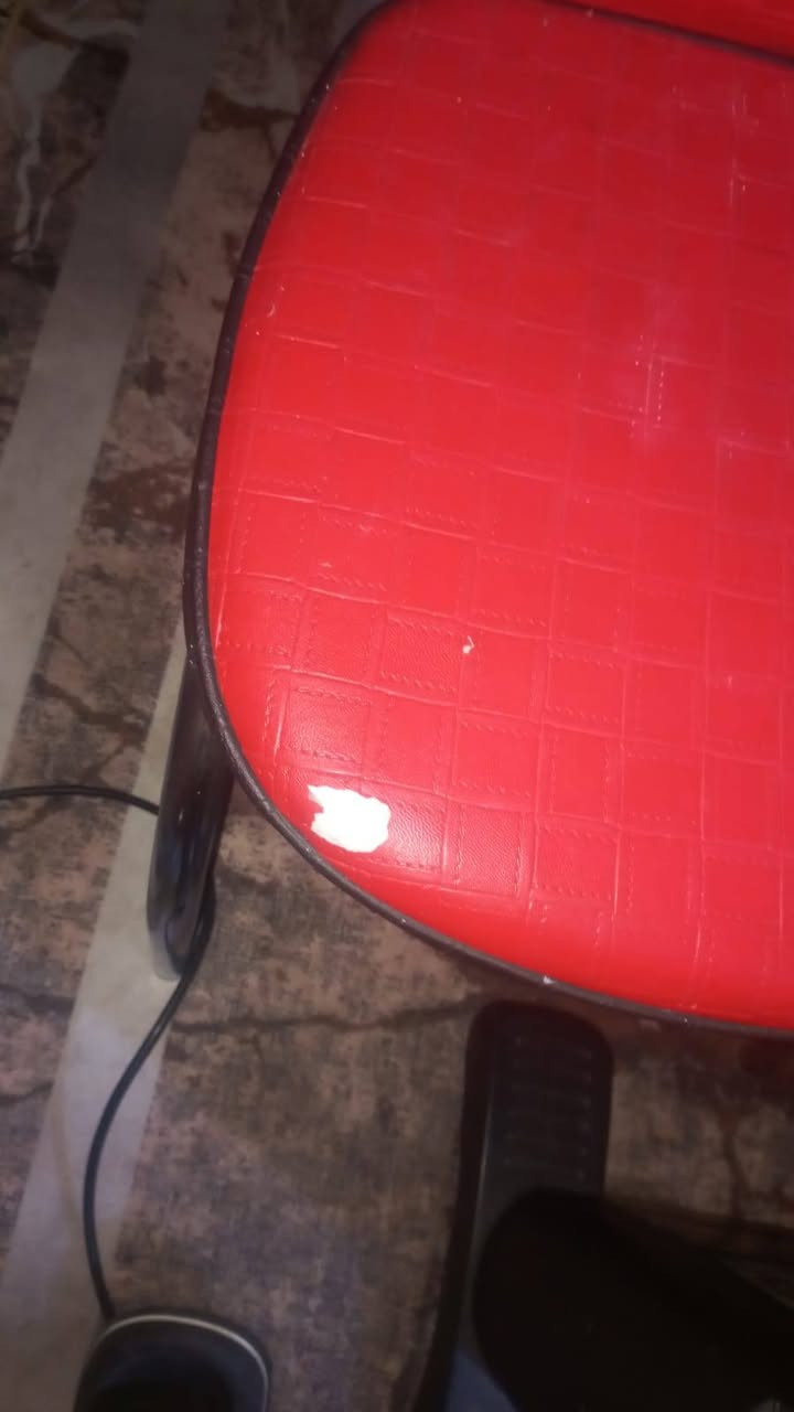 تخم ٨ مقاعد قنفتين ام ٣ وقنفه ام ٢ سعر ٤٠٠ وميز طعام وكراسي ٤ بسعر ٥٠ بلديات ***********٩
