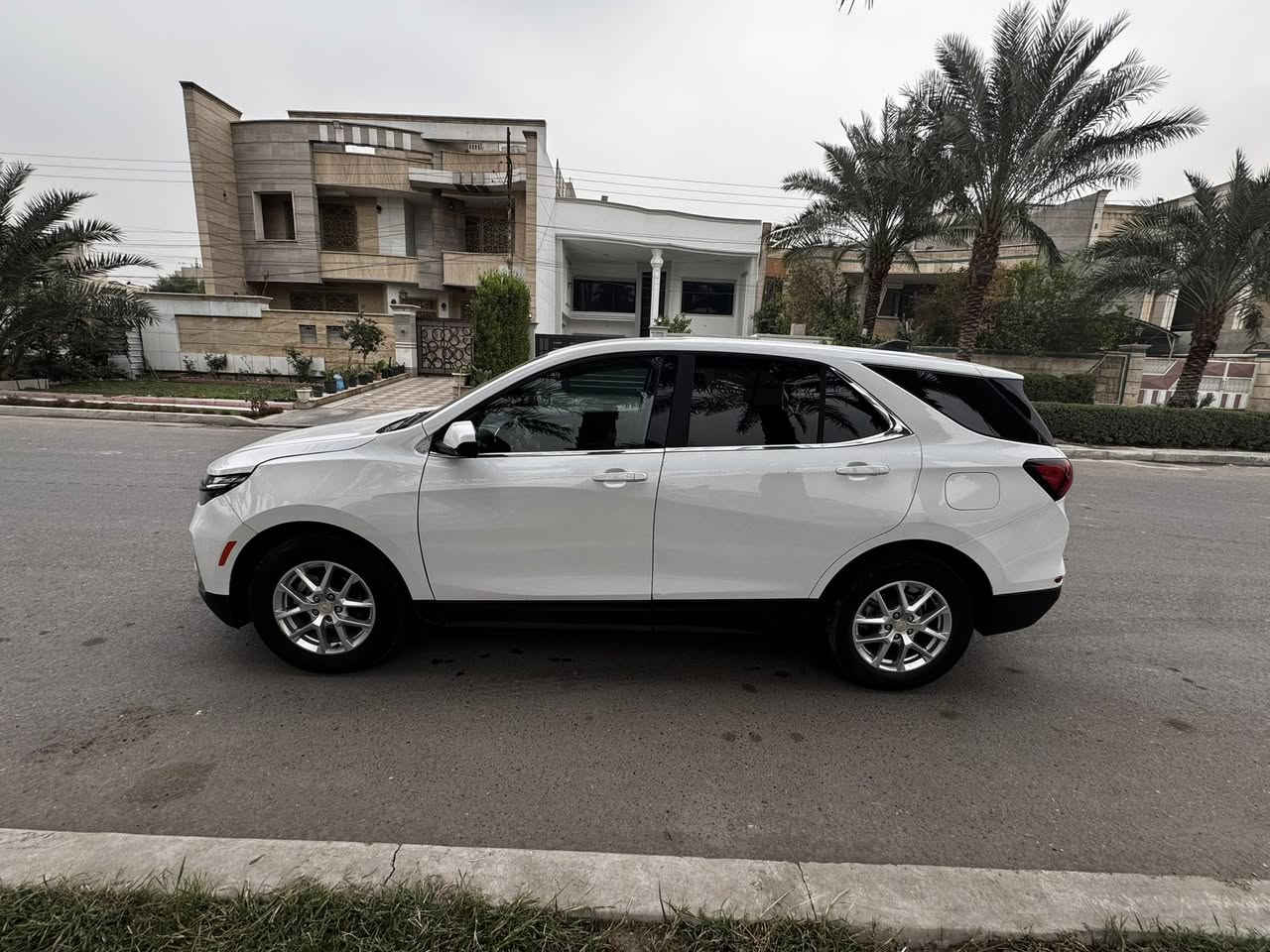 السلام عليكم لبيع فقط بدون مراوس بدون رقم 

شوفرليت اكوينكس LTموديل 24 ماشيه 22  الف
مواصفات السياره

بصمة تشغيل 
بصمة أبواب 
جنطه كهربائي 
كأمره دواره 
رادارات جانبي وأمامي 
حساسات إماميه 
حساس خلفي
محرك 1500 تيربو 
وبعد بيه مواصفات 
حادث السياره 3 قطع صبغ 

السعر 133  بدون رقم تترقم جميع المحافظات تكلفة الرقم 2 مليون ونص. فقط 

موقع السياره بغداد الدوره 
***********
