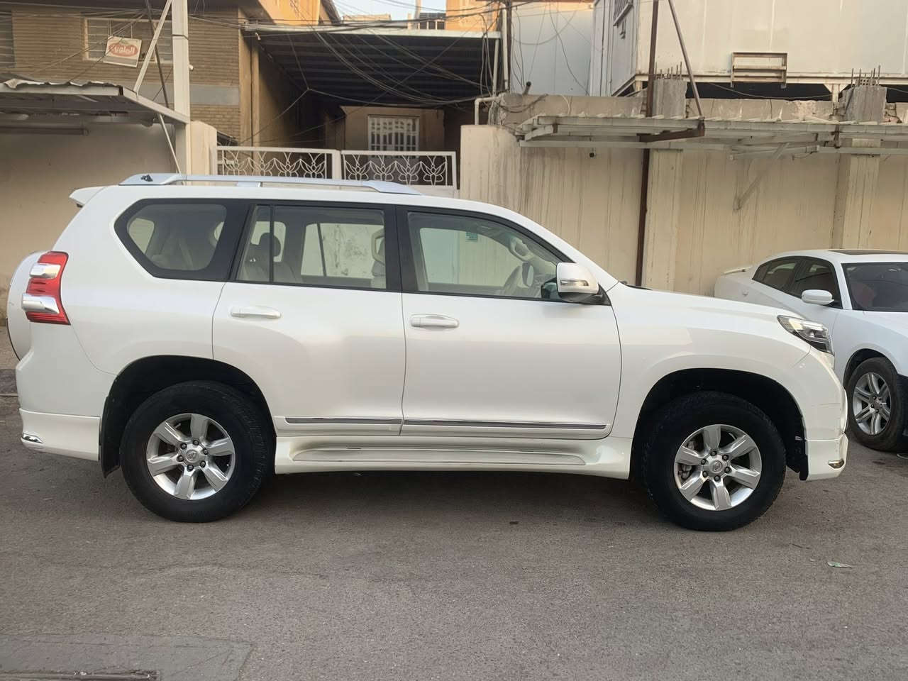 السلام عليكم لبيع برادو كويتي ساز موديل 2014  txl محرك 6 سلندر ماشيه 276 الف وقابل لزيادة سيارة جديدة  رقم بصره نكليزي  باسمي تحويل وين ميعجبك كل العراق مكفولة كفالة عامة من الضربه و الصبغ  بيها بارد جدا بصيط …المحرك و الكير مكفول… كشنات امامي كهرباء… فتحة سقف …ثلاجه…كاميرة وحساس خلفي …ثلاث قطع تبريد  7 راكب فول تحكم ستيرن + تحكم خلفي نضام تقليل الوقود ECO  مري شفط + اشاير بلمري+ فور ويل 4*4 ثلاث وضعيات مانع انزلاق ومنحدرات وصعود جبال.. 4 جام اوتو السعر 300 ورقه بيها مجال بصيط  رقم  .. *********** مكاني بغداد زيونة
