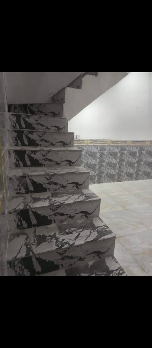 100متر للرهن المده سنه وقابل للتجديد بسعر 15 وبيه مجال العنوان مقابيل قريه الغدير خدمات كامله للاستفسار اتصال ***********
