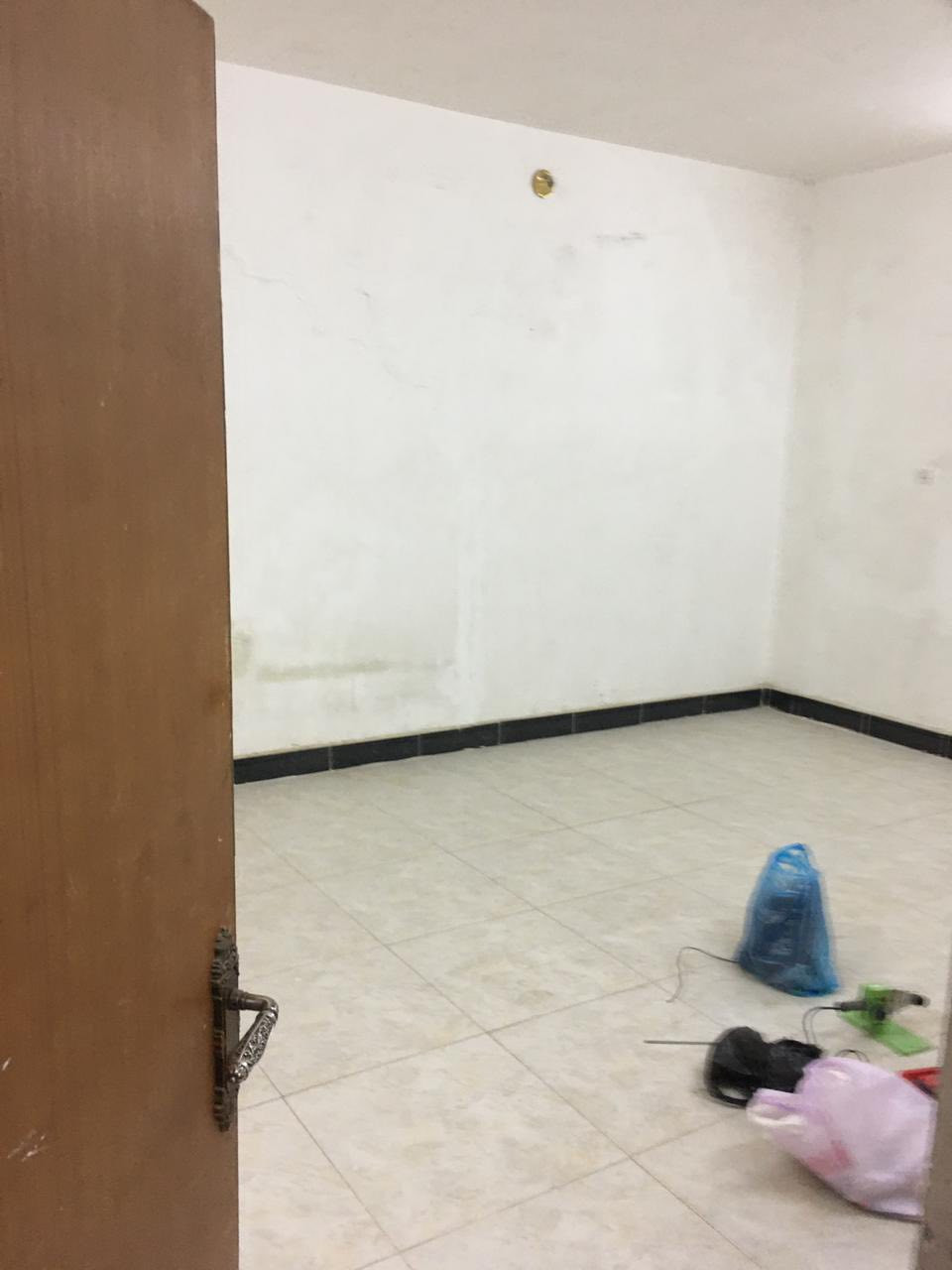 بيت طابق أول كامل منفصل للايجار في القبلة - حي الجامعة - خلف مدارس الخالدون ، يحتوي على غرفتين وصالة داخلية وموزع ومطبخ وصحيات وسطح اول وبيتونة وسطح ثاني ، مبلغ الايجار المطلوب هو  ،
500 الف 
غير قابل للتفاوض .
علما ان مساحة الطابق 120 متر مربع ، 
للاستفسار الاتصال بالرقم ***********
، ملاحظة :
اجور استهلاك الماء والكهرباء الوطنية على المستأجرين
