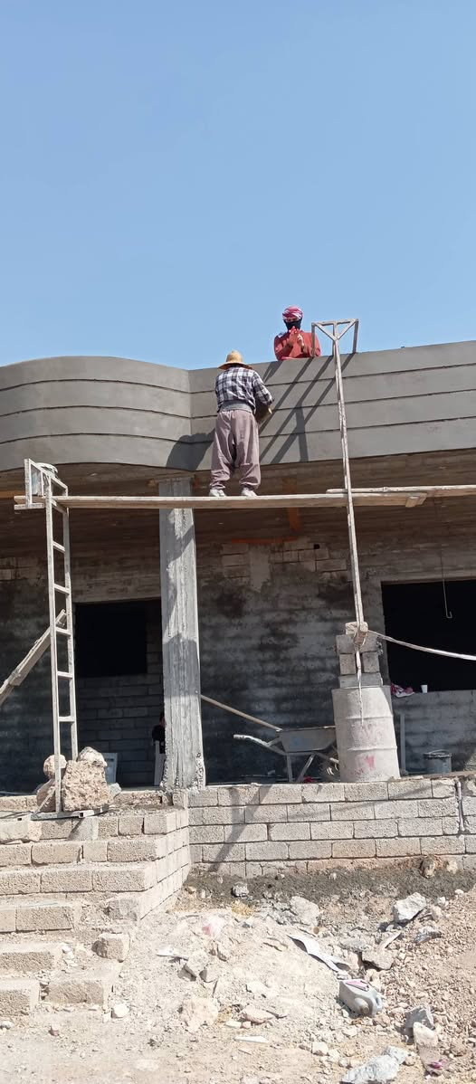 السلام عليكم 
أني بنا حجر ولباخ  وعندي خبرة ببناء الطابوك والبلوك والحدادة.  
شغلي نظيف وسريع والحمد لله، ومستعد أشتغل بأي مكان بدهوك أو ضواحيها.  
اللي يحتاج بنا أو عمال خبرة يراسلني خاص أو على هذا الرقم: [***********]

*کوردی:*
سڵاو هاوڕێیان  
من بەنای بەرد  و کاشیکارم، ئەزموونم هەیە لە بنیاتنانی  و بلۆک و ئاسنگەری.  
کارەکەم پاک و خێرایە، ئامادەم لە دهۆک و دەوروبەری کار بکەم.  
ئەو کەسەی پێویستی بەنای شارەزا هەیە نامەم بۆ بنێرێت لە تایبەت یان پەیوەندی بکات: [***********]
