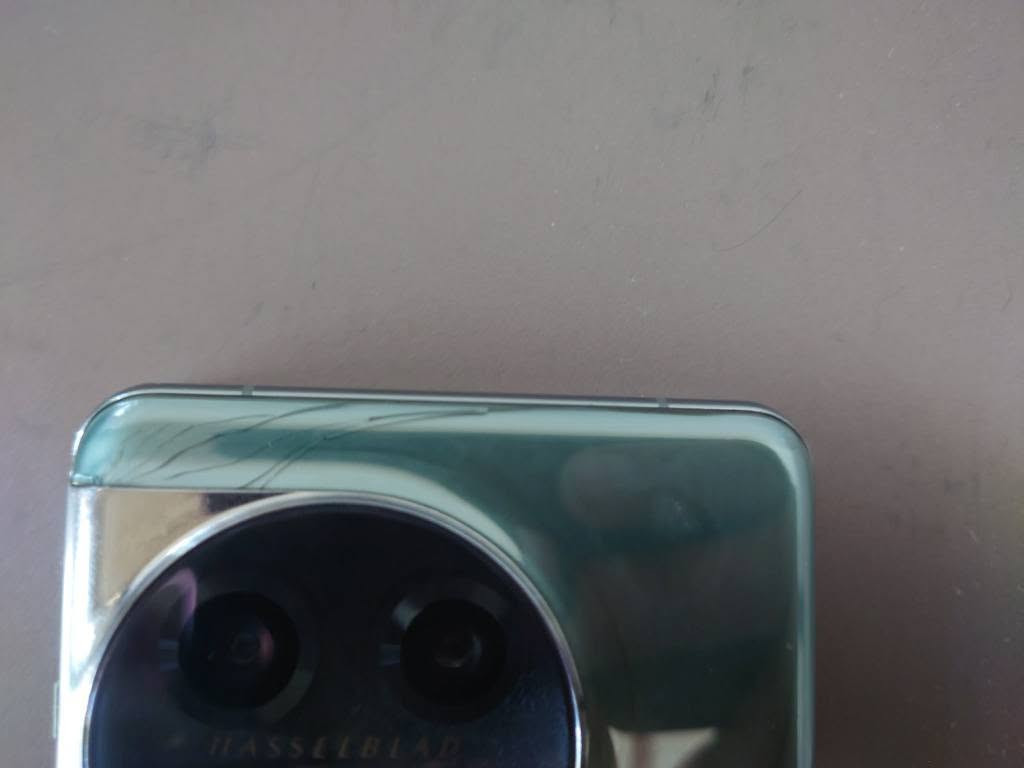 ئەو درزەی پشتی هەیە و تەنیا مۆبایلەکەیە نرخی 435 یان گۆڕینەوە 
Oneplus 11 5G
Ram 16+12
Rom 256
Pubg 120fps
Screen 120hz
Snapdragon 8 gen 2
Camera 50mp 8k
Zoom 20X
Battery 5000mah 100w السليمانية, العراق


**إذا كنت صاحب هذا الإعلان وتريد حذفه لأي سبب، رجاءا أرسل رسالة إلى الدعم الفني**