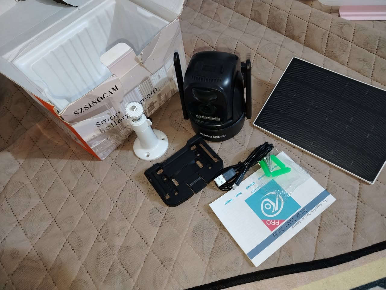 كاميرا مراقبة تعمل بالطاقة الشمسية بتقنية 4G LTE من طراز Szsinocam، مصممة للمراقبة الخارجية. 

تشمل ميزاتها الرئيسية ما يلي:

الطاقة الشمسية والبطارية: تعمل الكاميرا بالكامل بالطاقة الشمسية من خلال لوح شمسي مدمج، مع بطارية قابلة لإعادة الشحن لتوفير الطاقة المستمرة، حتى في الليل أو الأيام الغائمة. 

اتصال 4G LTE و Wi-Fi: تدعم الكاميرا الاتصال بشبكة 4G LTE عبر بطاقة SIM، مما يجعلها مثالية للمواقع التي لا يتوفر فيها Wi-Fi، كما تدعم اتصال Wi-Fi لمرونة أكبر. 

رؤية ليلية ملونة ودوران 360 درجة: توفر الكاميرا رؤية ليلية ملونة عالية الدقة، وتدعم الدوران الأفقي بزاوية 355 درجة والرأسي بزاوية 120 درجة لتغطية شاملة. 

اكتشاف الحركة الذكي والصوت ثنائي الاتجاه: تتميز الكاميرا بتقنية اكتشاف الحركة PIR مع تحليل AI للتعرف على الأشخاص والمركبات، بالإضافة إلى صوت ثنائي الاتجاه للتواصل الفوري. 

مقاومة للعوامل الجوية: تتمتع الكاميرا بتصنيف IP66 لمقاومة الماء والغبار، مما يجعلها مناسبة للاستخدام في الظروف الجوية القاسية.


**إذا كنت صاحب هذا الإعلان وتريد حذفه لأي سبب، رجاءا أرسل رسالة إلى الدعم الفني**