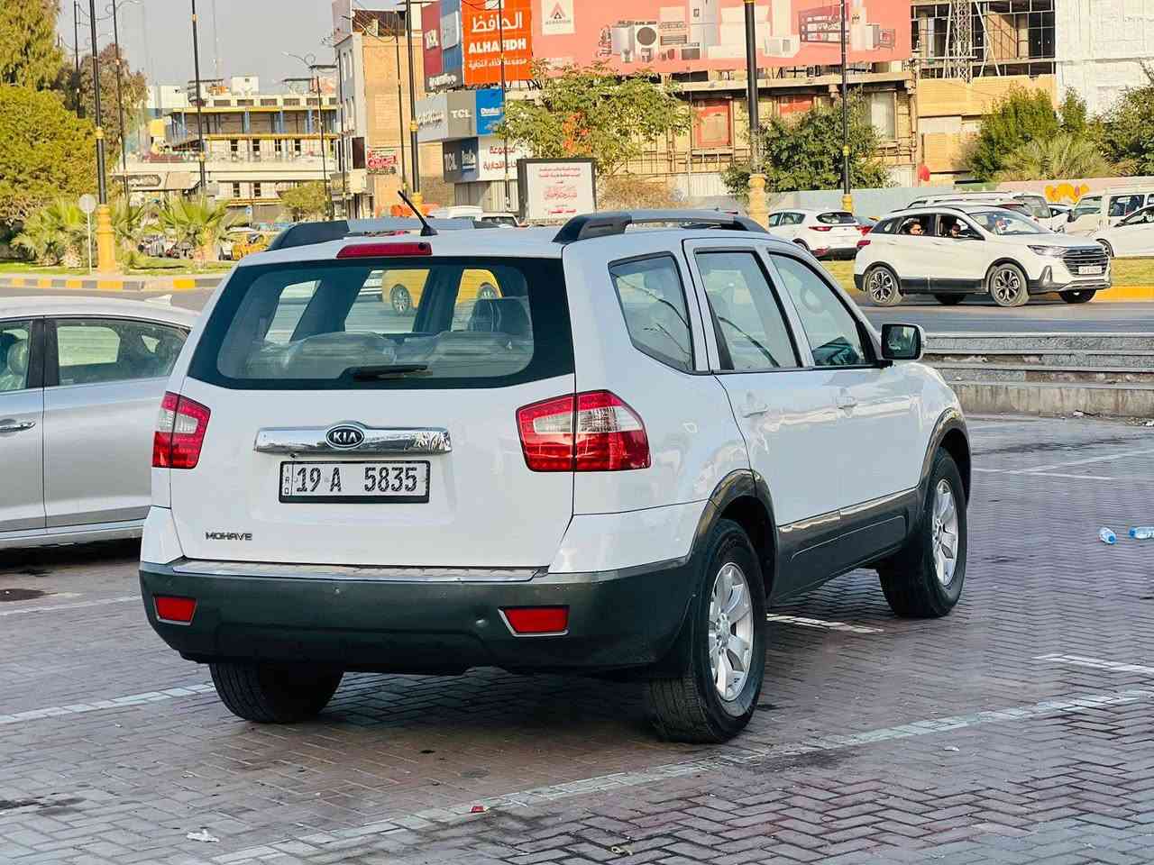 السلام عليكم للبيع كيا موهافي موديل2011 بيها حادث باب خلفي فقط صبغ باقي السياره كفاله عامه فول موصفات شاشه تحكم ستيرن سبعه راكب كشنات جلد تدفئه تبريد فتحه سقف رادار أمامي خلفيه ثلاث قطع تبريد سياره جديده وجاهزه كير محرك حداديه تخم تاير تبريد تدفئه رقم كربلاء إنكليزي سنويه لل2029 السعر128قابل للتفاوض 
رقم صاحب السياره***********
مكان السياره كربلاء المقدسه 
مكلف بلنشر
