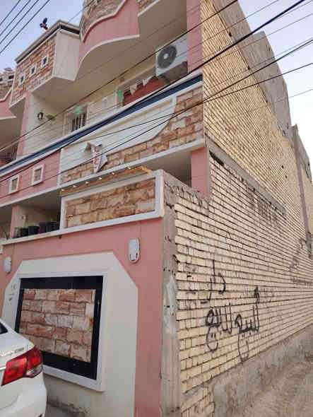 دار للبيع المساحه ٧٥ متر مربع الواجهه ٥ و٣٠ سم طابقين ط الأول غرفه نوم و هول استقبال ٢ حمام مشترك ط ٢ غرفتين وصاله كبيره حمام مشترك ارضيه البيت مرمر طابقين لحد البيتونه شتاكير بدون اي نقص يذكر مكمل معامله مال تحويل في بلديه بوب الشام طالع كشف مرتين على البيت شارع المركز ثاني فرع بعد فرع التركيه من جهت جامع ابي الزهراء قريب على السلوك كلش السعر ٩٥ بيه مجال *********** البيت نظيف كلش شتاكير الصطح مع البيتونه مع حمام خارجي اظافي
