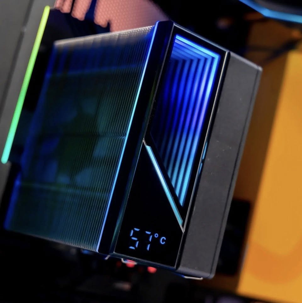 🔥 مبرد المعالج الاحترافي KF420E-DGT (شاشة ديجيتال + ARGB)

✅ أهم المميزات:
• شاشة ديجيتال الذكية: لمتابعة حرارة المعالج فوراً أثناء اللعب أو العمل.
• إضاءة ARGB: مروحة ملونة تدعم التحكم في الإضاءة لتناسب تجميعتك.
• أداء تبريد عالي: مروحة 120 ملم بسرعة تصل إلى 1800RPM مع 4 أنابيب حرارية نحاسية.
• هادئ جداً: تقنيات لتقليل الضوضاء حتى في أقصى طاقة عمل.
• توافق واسع: يدعم أحدث المنصات من Intel و AMD (بما في ذلك LGA1700 و AM5).

تواصل معنا للمزيد من التفاصيل


**إذا كنت صاحب هذا الإعلان وتريد حذفه لأي سبب، رجاءا أرسل رسالة إلى الدعم الفني**