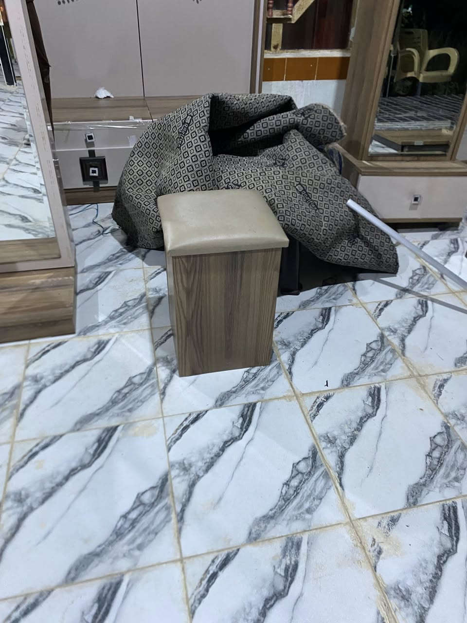 السلام عليكم غرفه تركيه اصليه ٨ قطع  للبيع نظيفه كلش السعر 575 الف وبيها مجال شويه مستعجلين ع بيعتها  للاتصال ***********
