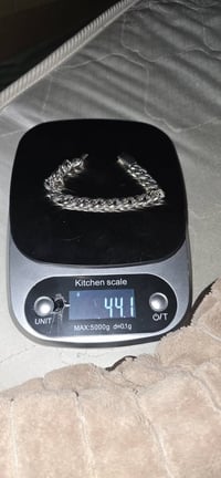 سوار فضه وزنه ٤٤.١ غرام السعر ١٥٠ يوجد توصيل 07713563387