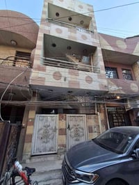 ٣ شقق للايجار  الارضي ٥٠٠ طابق الاول ٤٥٠ طابق ثاني ٤٠٠ مطلوب عوائل فقط...