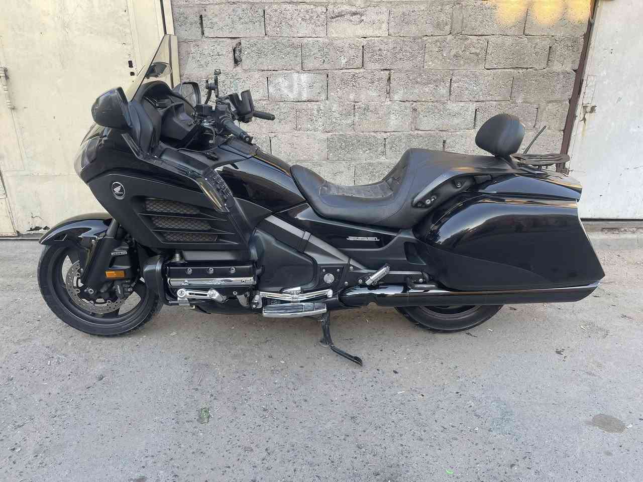 كولدن ونك 1800 اسبورت 2013
وارد ياباني بدون حادث بدون رقم 
مكفوله مكينه وكير عنواني بغداد البلديات
غير متواجد عل فيس ***********
