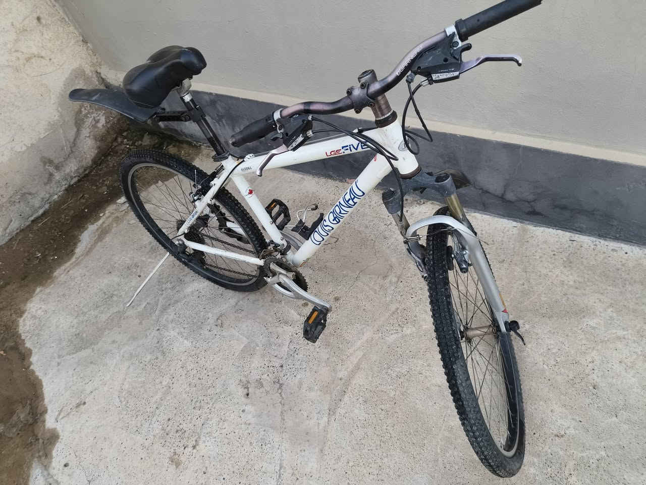 🚵🔥 للبيع | Louis Garneau الأصلية ⚪
✨ دراجة جبلية أصلية تجمع بين القوة والراحة والأداء.
💎 المواصفات:
✅ ماركة Louis Garneau الأصلية.
✅ هيكل ألمنيوم خفيف ومتين.
✅ ⚖️ الوزن: حوالي 14 كغم.
✅ 🛞 مقاس 27.
✅ ⚙️ نظام غيارات متعدد السرعات.
✅ 🛞 شوك (مساعد) أمامي لامتصاص الصدمات.
✅ 🛑 فرامل أمامية وخلفية قوية.
✅ 💺 مقعد مريح قابل للتعديل.
🎯 مناسبة للمدينة، والطرق الترابية، والرياضة. ✅ جاهزة للاستخدام ولا تحتاج أي مصروف.  ... السعر(169) الف🔥 للبيع


**إذا كنت صاحب هذا الإعلان وتريد حذفه لأي سبب، رجاءا أرسل رسالة إلى الدعم الفني**