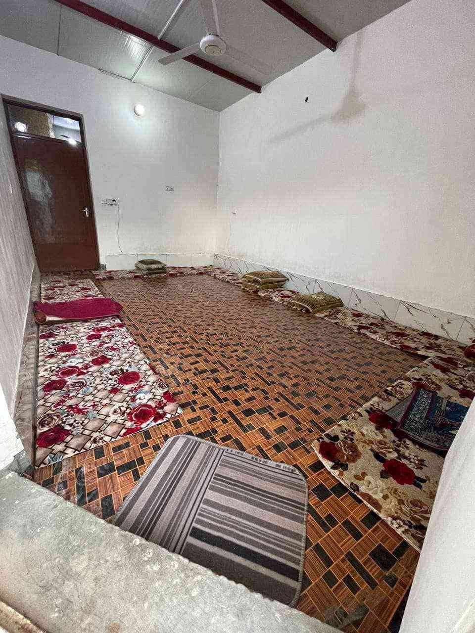 السلام عليكم دار للأيجار مساحته 150م الشهداء قرب جامع الخلفاء ***********
