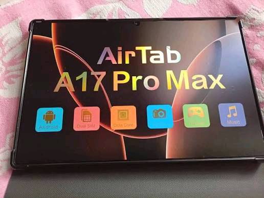جهاز **AirTab A17 Pro Max** هو تابلت اقتصادي موجه بشكل أساسي للطلاب وأعمال الدراسة والإنتاجية الخفيفة. يأتي الجهاز في علبة متكاملة تحتوي على ملحقات تحوله إلى ما يشبه "لابتوب مصغر".
إلبرز المواصفات التقنية الرسمية للجهاز:
### 📱 الشاشة والتصميم
 * **حجم الشاشة:** 10.1 إنش (بوصة).
 * **نوع ودقة الشاشة:** FHD من نوع *Incell IPS*، تقدم زوايا رؤية جيدة ووضوحاً مناسباً لمشاهدة المحاضرات والأفلام.
 * **معدل التحديث:** 60 هرتز.
### ⚙️ الأداء والذاكرة
 * **المعالج:** معالج ثماني النواة (Octa-Core) من فئة ميديا تيك (MTK)، مخصص للمهام اليومية والتصفح.
 * **الذاكرة العشوائية (RAM):** 16 جيجابايت (غالباً ما تكون مدعومة بذاكرة افتراضية وتكفي للتنقل السلس بين التطبيقات).
 * **سعة التخزين الداخلية (ROM):** 1 تيرابايت (مساحة هائلة لحفظ الملفات والمحاضرات)، مع دعم منفذ ذاكرة خارجي حتى 128 جيجابايت.
 * **نظام التشغيل:** أندرويد 15 (Android 15.0) الأحدث، مما يضمن دعم التطبيقات الحديثة من متجر Google Play.
### 📸 الكاميرا والبطارية
 * **الكاميرا الخلفية:** بدقة 30 ميجابكسل (مناسبة للمستندات واللقطات السريعة).
 * **الكاميرا الأمامية:** بدقة 13 ميجابكسل (ممتازة للاجتماعات والتعليم عن بُعد عبر Zoom أو Google Meet).
 * **البطارية:** سعة ضخمة تصل إلى **10,000 مللي أمبير** (تمنحك ساعات استخدام طويلة ممتدة خلال اليوم الدراسي أو العمل).
### 🌐 الاتصال والشبكات
 * **الشرائح:** يدعم تركيب شريحتي اتصال (Dual Nano-SIM).
 * **الشبكات:** يدعم الاتصال الخلوي (4G/5G في بعض الإصدارات في السوق) بالإضافة إلى الواي فاي (Wi-Fi) والبلوتوث.
### 📦 محتويات العلبة (الحزمة المتكاملة)
يتميز هذا الجهاز بأن علبته تأتي غنية بالملحقات الأساسية دون الحاجة لشراء قطع إضافية:
 1. جهاز التابلت AirTab A17 Pro Max.
 2. لوحة مفاتيح (كيبورد) تعمل بالبلوتوث.
 3. ماوس لاسلكي.
 4. قلم لمس ذكي (Stylus) للكتابة والرسم الخفيف.
 5. غطاء حماية (كفر) مخصص للجهاز.
 6. لاصقة حماية للشاشة (ستيكر).
 7. رأس الشاحن مع كابل توصيل USB.
> **ملاحظة:** يعتبر الجهاز ممتازاً جداً كخيار اقتصادي وعملي للدراسة، تصفح الإنترنت، وإنجاز البحوث، لكنه ليس مخصصاً للألعاب الثقيلة جداً أو المونتاج الاحترافي.
>