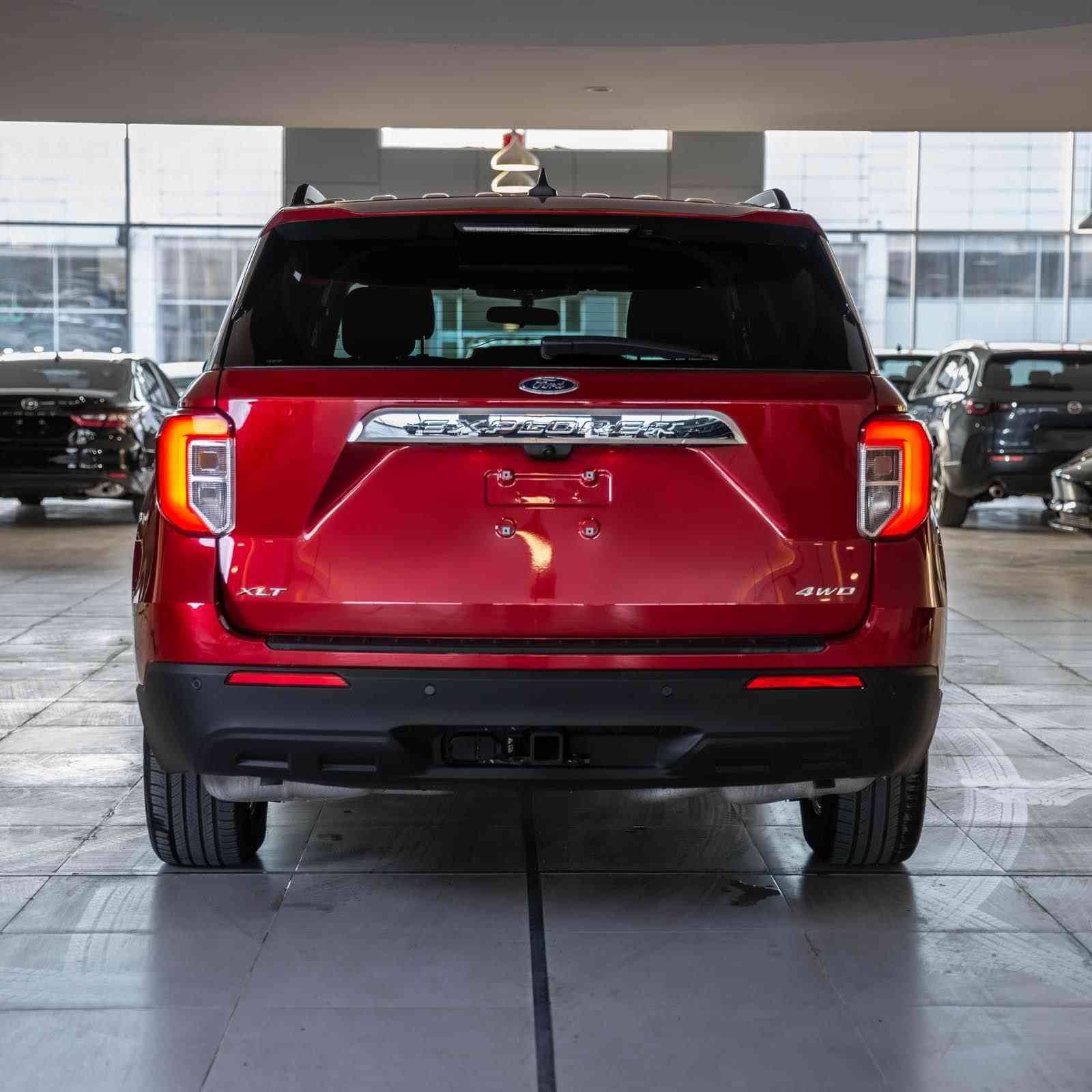 سڵاوتان لێبێت 
Ford explorer xlt 2023 
سەیارەکە تەنها ١٠،٠٠٠ مایڵ ڕۆشتووە گێڕ و مەکینە و کارەباییات بەشەرت سەیارەکە زۆر تازەو جوانە مەکینە ٢،٣ لتری ٤ بستۆنی تۆربۆیە دینار مەسرەفی تیا نییە تەنها چەمەلغی لای سایەق بۆیاخە ڕەسمی سۆنەرەکەیم داناوە و ڕەقەم شاصیەکەشم بۆ داناون خۆتان تاکیدی لێ بکەنەوە سەیارەکە ڕەقەم کاتییە و بەشەرتی ڕەقەم دەبڵ ئەکسلە 4wd 
مواصفات :
بزوێنەر و گێڕ (Mechanical)
• مەکینە: 2.3 لیتر 4 پستۆن (EcoBoost) بە تۆربۆ.
• هێزی بزوێنەر: 300 ئەسپ و هێزی کێشکردنی 420 نیوتن مەتر.
• گێڕ: 10 خێرایی ئۆتۆماتیک.
• سیستەمی پاڵنەر: چوار چرخ (4WD / 4x4) کە چەندین مۆدی لێخوڕینی هەیە (بۆ بەفر، قوڕ، لمی، و ئابووری Eco).
📺 تەکنەلۆژیا و ناوەوە (Interior & Tech)
• شاشە: شاشەی ناوەڕاستی گەورە بە قەبارەی 8 ئینج کە سیستەمی SYNC 3 لەسەرە و پشتگیری Apple CarPlay و Android Auto دەکات.
• شاشەی دۆشبوڵ: شاشەی زانیاری ڕەنگاوڕەنگ بە قەبارەی 6.5 ئینج لە پشت سوکان.
• کوشنەکان: 3 ڕیز کوشن (7 سەرنشین)، کوشنی پێشەوەی کارەباییە و هیتەری هەیە (گەرمکەرەوە)، سوکانیشی هیتەری هەیە.
• تەقینەوەی ئۆتۆماتیک (Remote Start): داگیرساندن لە دوورەوە بە سویچ یان لە ڕێگەی کارپێکردنی دوگمە (Push Button Start).
• سیستەمی فێنککەرەوە: سپلیت و تەجمیدی سێ ناوچەیی (Tri-zone climate control) بۆ ئەوەی سەرنشینەکانی دواوەش کۆنترۆڵی هەوای خۆیان بکەن.
🛡️ سیستەمی سەلامەتی و شۆفێری (Safety - Ford Co-Pilot360)
• ڕادار و حەساس: حەساسی دواوە و پێشەوە لەگەڵ کامێرای دواوە (Backup Camera).
• BLIS (ڕاداری خاڵی کوێر): ئاگادارکردنەوەی شۆفێر لەو ئۆتۆمبێلانەی لە تەنیشتن و نایانبینیت.
• Lane-Keeping System: سیستەمی گرتنەوەی هێڵی جادە و ئاگادارکردنەوە لە لادان.
• Pre-Collision Assist: برێکی ئۆتۆماتیک لە کاتی کتوپڕدا بۆ ڕێگری لە پیاکێشان.
💎 دەرەوەی ئۆتۆمبێل (Exterior)
• لایتەکان: لایتی پێشەوە بە تەواوی LED (دیزاینی واژۆیی فۆرد).
• ویل (رینگ): ئەلەمنیۆم قەبارە 18 ئینج (یان 20 ئینج ئەگەر پاکێجی Sport بێت).
• جامی دواوە: جامی ڕەش (Privacy Glass) شەریکە.
• سندوق: کارەباییە (Power Liftgate) بە سویچ یان دوگمە دەکرێتەوە.
نرخ:٢٣٢ وەرەقە و کەمێک مەجال
ژمارەی تەلەفون:***********
WhatsApp&Viber✅ السليمانية, العراق
