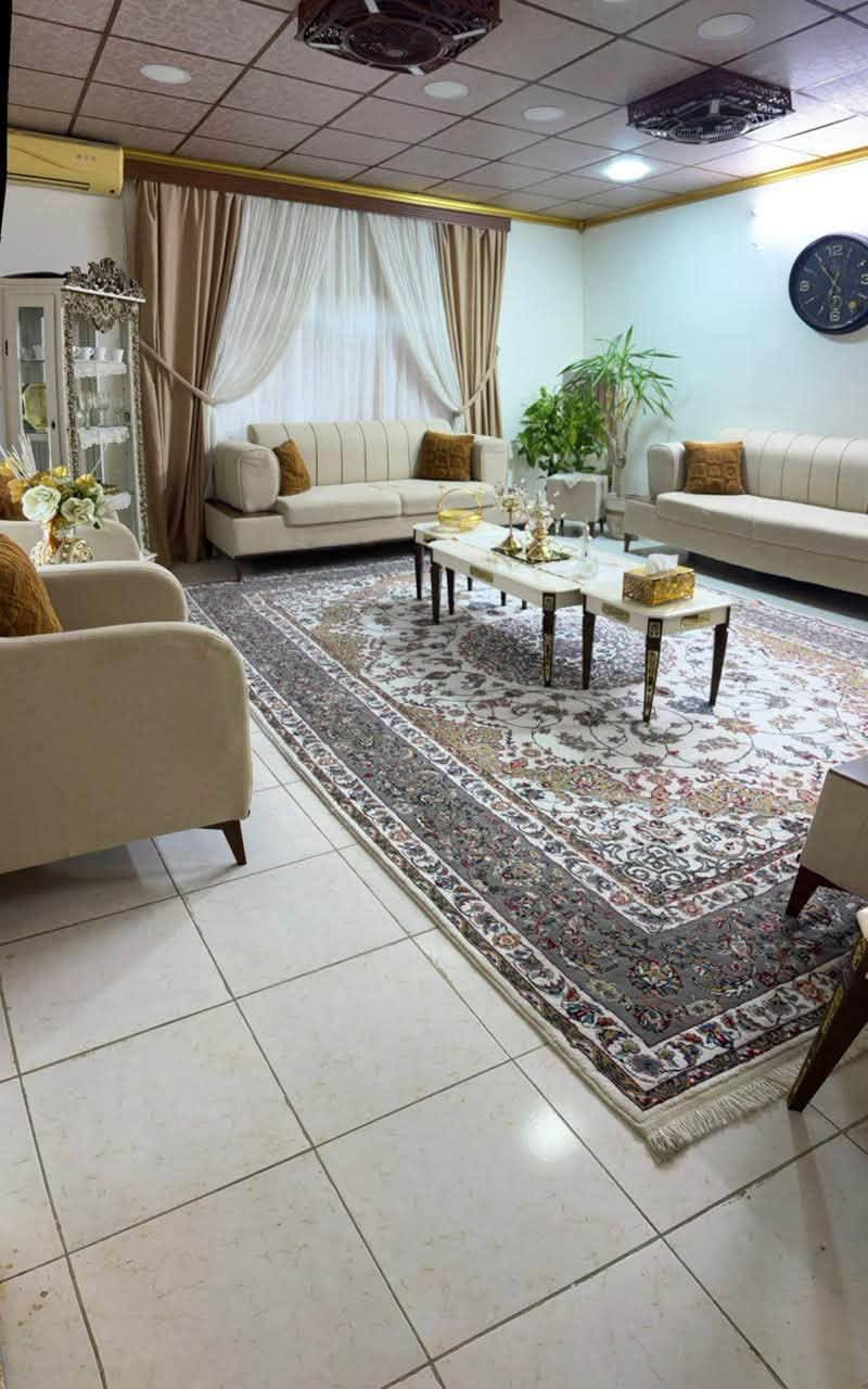 دار للبيع طابقين طابو صرف
طابق الأول يتكون من غرفتين نوم وهول وصاله ومطبخ وصحيات وحوش جبير امامي وحوش الوراني 

طابق الثاني يتكون من مشتملين منعزل مشتمل الأول غرفه نوم وصاله ومطبخ وصحيات ومشتمل الثاني غرفتين نوم وصالة ومطبخ بارد وحار وصحيات  

عنوان واحد آذار خلف قوس قزح للتواصل ***********

***********
