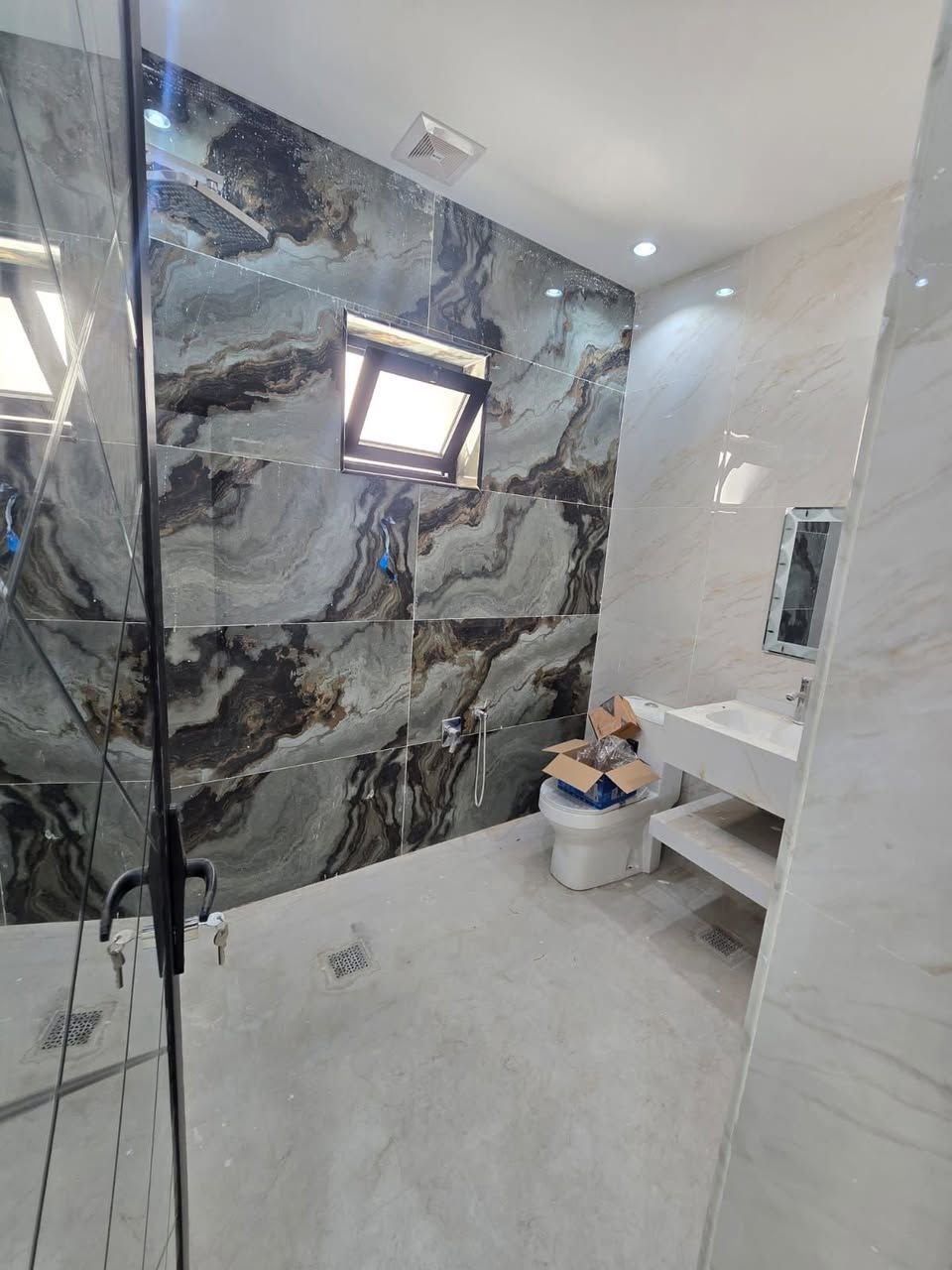 سلام عليكم دار للبيع المساحه 150متر
الواجهه. 5 متر. 

والنزال. 30    متر 

المحتويات استقبال. ➕. مدخل. ➕ مطبخ. ومناور عدد اثنين 

غرف نوم عدد اربع 4. نظام سويت. 

الموقع البنوك. شارع باريس. عرض شارع 15 متر 

لاستفسار لاتصال او مراجعه شركه الأقمار للوساطه العقاريه 

الكائن البنوك شارع الكنيسه 

***********☎️
