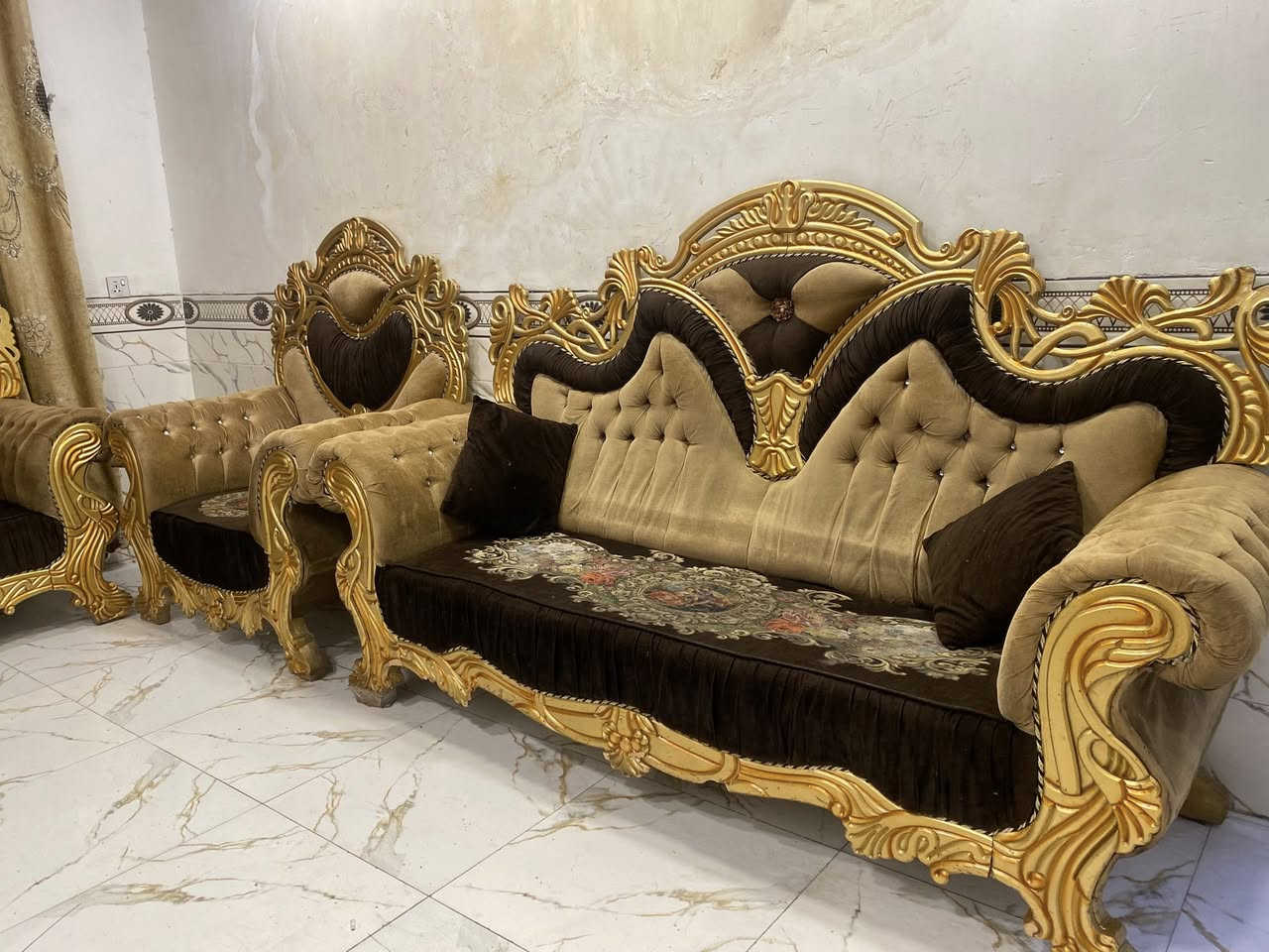 تخم ملكي 10 مقاعد نضيف اخو الجديد اي ضرر مابي ب 350 وبي مجال المكان كربلاء ***********
