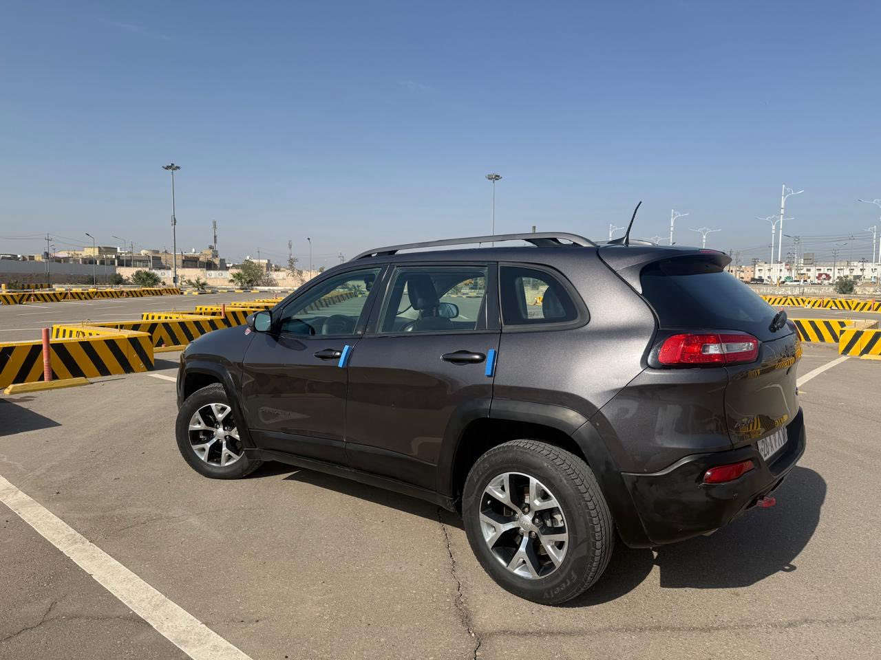 السلام عليكم
جيب شيروكي بزون تريل هوك فول مواصفات( 2018 )
للبيع فقط ب 145ورقة بدون مراوس
 رقم نجف باسمي تحويل مباشر
مكانه في العماره 

المواصفات 
...........................
دفع رباعي 4x4
محرك 4سلندر 2400
وضعيات قيادة متعددة
هندبريك بصمة
شاشة جبيرة
كاميرا دوارة
حساس خلفي
كشن السائق كهرباء جلد حاضنة
كشن تدفئة تبريد
كشن ميموري خزن حركتين
فتحة سقف على طول السياره
رادار مري جانبي
اشارة مري جانبية
مري قلاب عند الرجوع 
شفتات ستيرن
تاير صحراوي جبلي
جنطة كهرباء 
جنطة بصمة ايظاً 
تشغيل عن بعد
ابواب بصمة
سبير ويل جديد
هوكات سحب امامي وخلفي.
صور الحادث بالمنشور 
مكاني ( العماره قطاع شارع المدارس) للاستفسار اكثر
رقم الهاتف 0770557223


**إذا كنت صاحب هذا الإعلان وتريد حذفه لأي سبب، رجاءا أرسل رسالة إلى الدعم الفني**