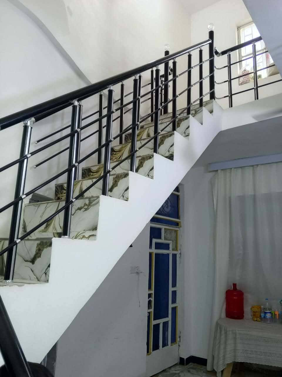 السلام عليكم عندي دار للبيع المساحه الكليه 100 متر طابو زراعي سند 25 تحويل مباشر باسم المشتري متوفره كل الخدمات بكرلي اسواق الاولى قرب مخبز ليمونه بيت حديث وجديد السعر (70 ) وبي مجال الاستفسار مراجعه مكتب عقارات الحسام اتصل على رقم الهاتف ***********
