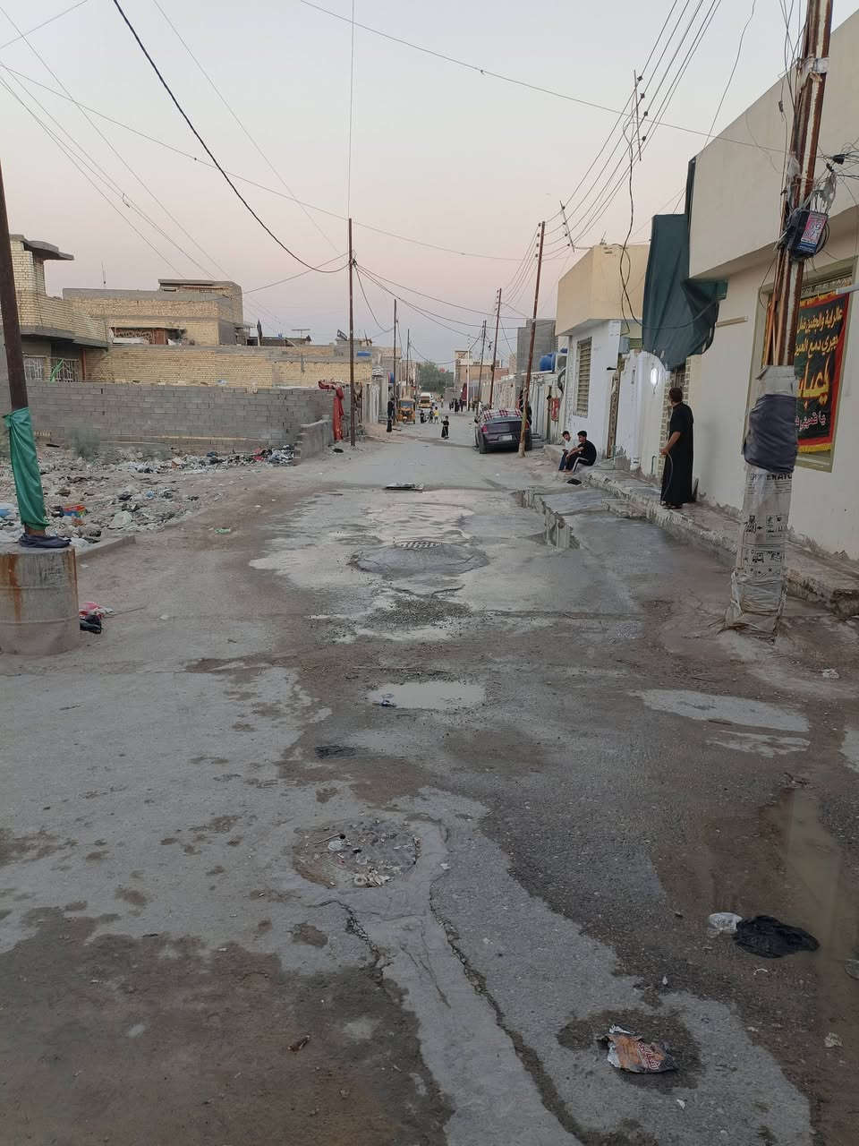 سلام عليكم بيت للبيع منطقه الدسيم مجاور حسينية شيخ عبد الوهاب  مساحه 70 متر واجهه 3:ونص نزال 20 متر بيه ستقبال ومطبخ وغرفه ومنور فوك سطحين وبيتونه ساندويج بناء طابوك  لستفسار رقم ***********
