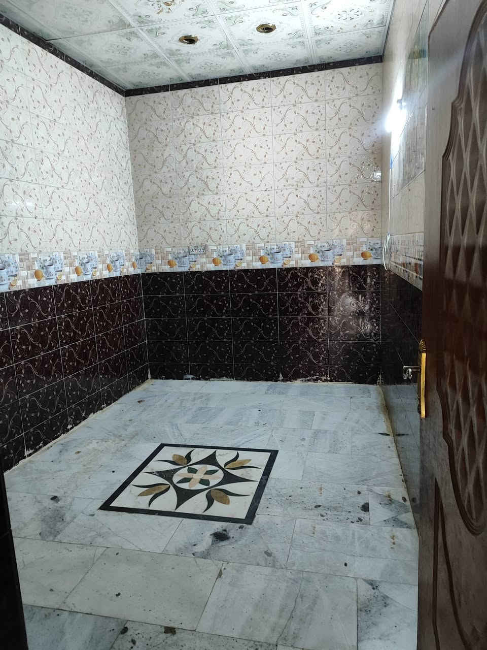 سلام عليكم بيت للايجار في حي اور  قرب مدرسة الإستقامة طابق ارضي متكون من استقبال+ غرفة نوم + خدمات كما موضح بصور للاستفسار خاص او على رقم ***********
