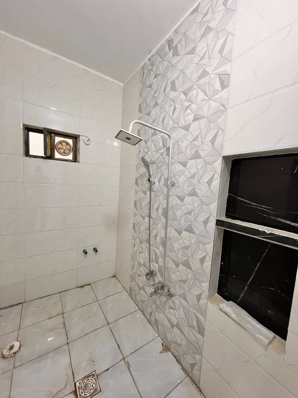 سلام عليكم 100 م للبيع طابقين عمل فوول كامل خدمات تبليط منطقه الشباب زراعي ***********
***********
