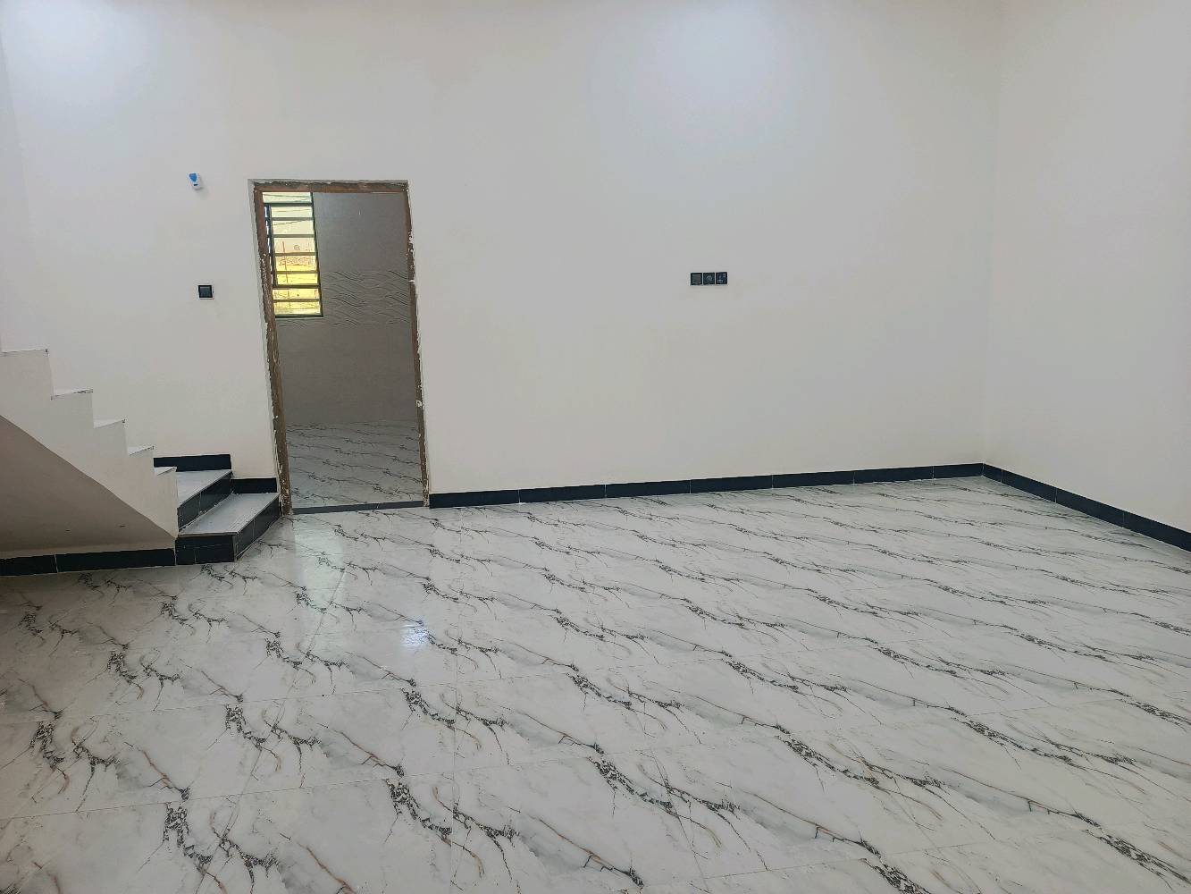 بيت للبيع مساحه 200متر سند 25 يحتوي علا غرفتين نوم صاله مطبخ حار بارد صحيات خارجيه وداخليه البيت جديد هستوه كمل بناء العنوان البصره شط العرب جزيره يوبه حي رايه 