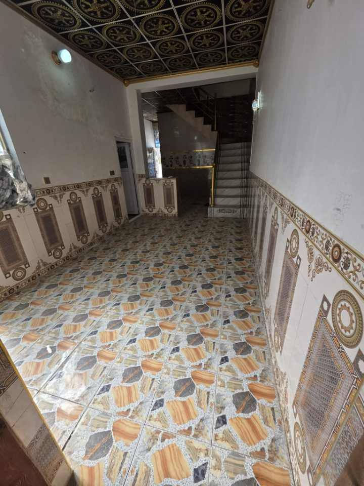 أأيجار ..بيت ١٠٠م حي النداء شارع مجمع بيتي يحتوي غرفه وصاله واستقبال وحمامات خارجيه وداخليه وسخان وخط مولده وتانگي سعره ٢٥٠
*********** 
بي وات ساب
