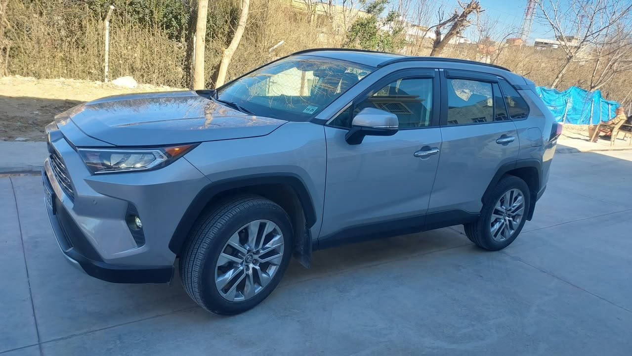 ڕاڤ فۆر مۆدیل 2021 قەپات قەپات مواسەفات لمیتدە جاملغی پشتەوەی بۆیاغە لەگەر قەپاغ سندوق پئشی بورغی کرانەوەشی بەشەرت پەرەشوت هەمووی بەشەرت سەنەوی تا 2028 ماوە غرامە تحویل بەشەرت 235وەرقەو مەجالەکی برایانە *********** شقلاوة, أربيل
