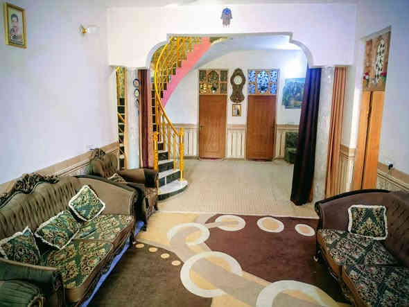 بيت للبيع في مجمع حجي حسين مقابل المستشفى القاسم البلوك الاول المساحه 400م طابقين زراعي سند 25 يتكون من الطابق الاول من صالتين وغرفتين نوم ومجمع صحي داخلي واستقبال مطبخ والطابق الثاني يتكون من غرفتين وصالتين وصحيات والحديقه 140متر لاستفسار
***********
***********
