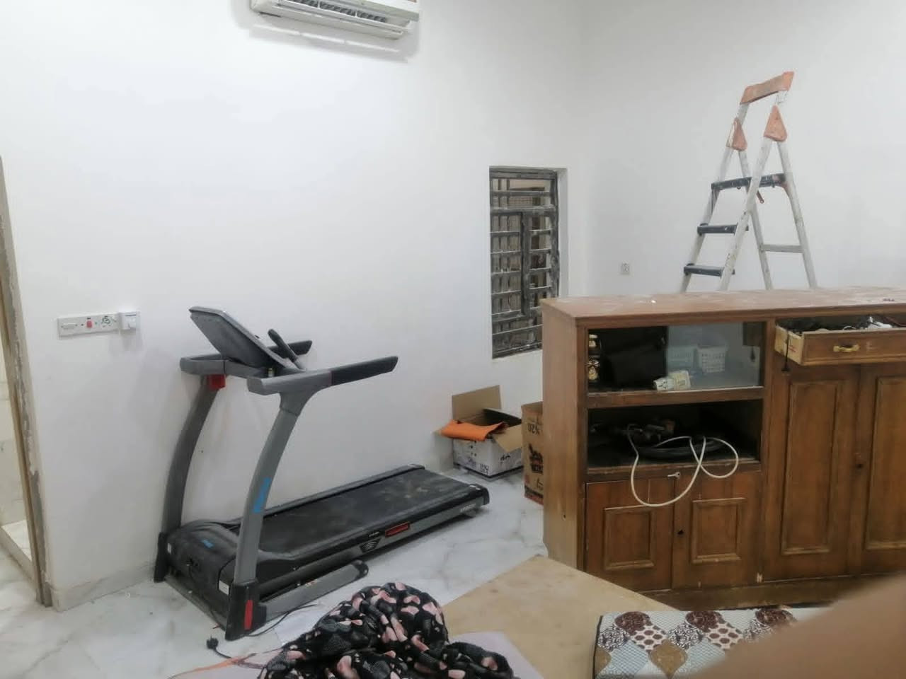 السلام عليكم
بيت للبيع العنوان ابو الجوزي البيت جديد ومرتب
يحتوي علا 3غرف ودوانيه ومطبخ وصحيات 
المساحة 220متر
السعر 124 بيه مجال 
الاستفسار الاتصال ***********
