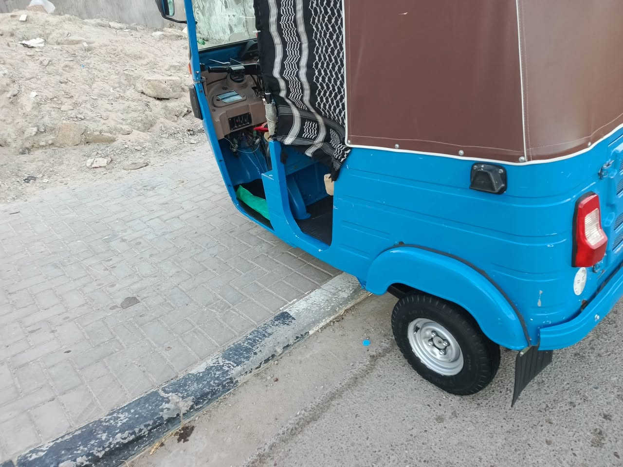 سلام عليكم شباب تكتك البيع موديل عشرين رقم وسنوية تكتك جهازه دوشمه تخم تايريت مكينه مفتوحه كبل الشارع سعره خمسه وثمنميه وبيه مجال كلش قليل رقم الهاتف ***********
