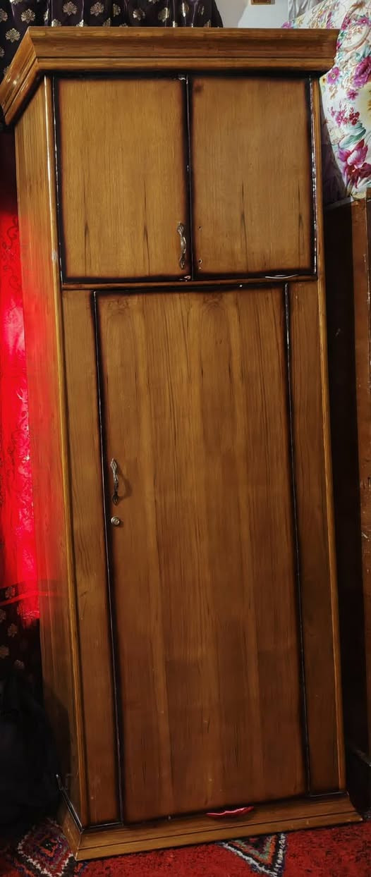 للبيع غرفة نوم خشب صاج عراقي مستخدمة السعر 500 وبيها مجال
رقم الهاتف *********** بي واتساب
