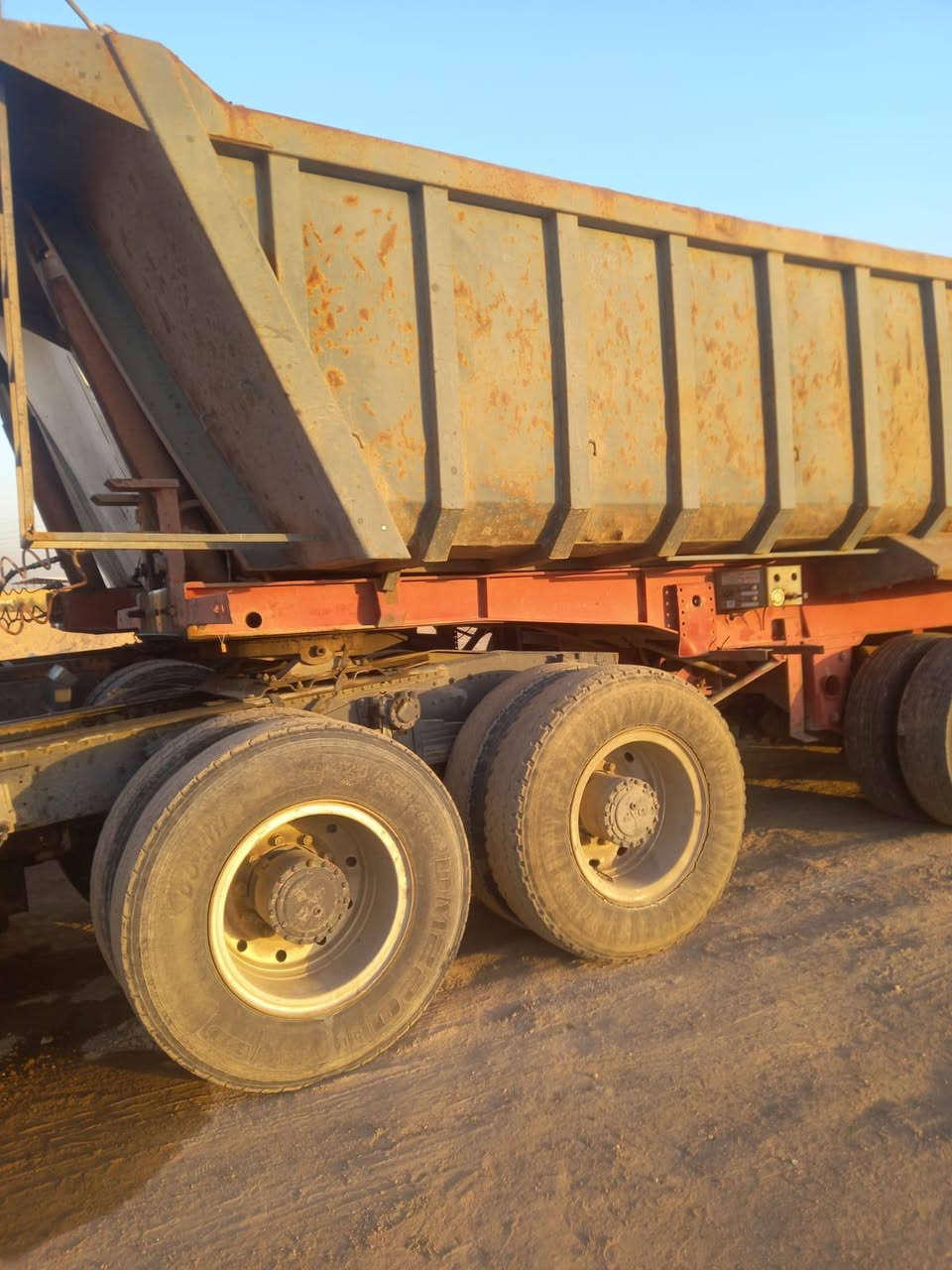 السلام عليكم للبيع داف
مكينه 35 مال البي
كير 160
سياره جاهزه تاير 24 ويل صاج
عربانه الماني ذرعه 26 
44 طن صافي
94 اصل 
رقم واصط بسمي تحويل ثانيوم 
بالسنويه راس تريله
السعر دفترين و10 وبيه مجال مكان كربلاء الشراي يتصل ***********
