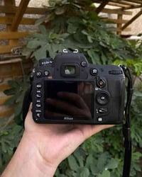 للبيع كامرة نيكون D7000 نضيفه جدا استعمال قليل  زوم رياضي سكما 300-70 ...