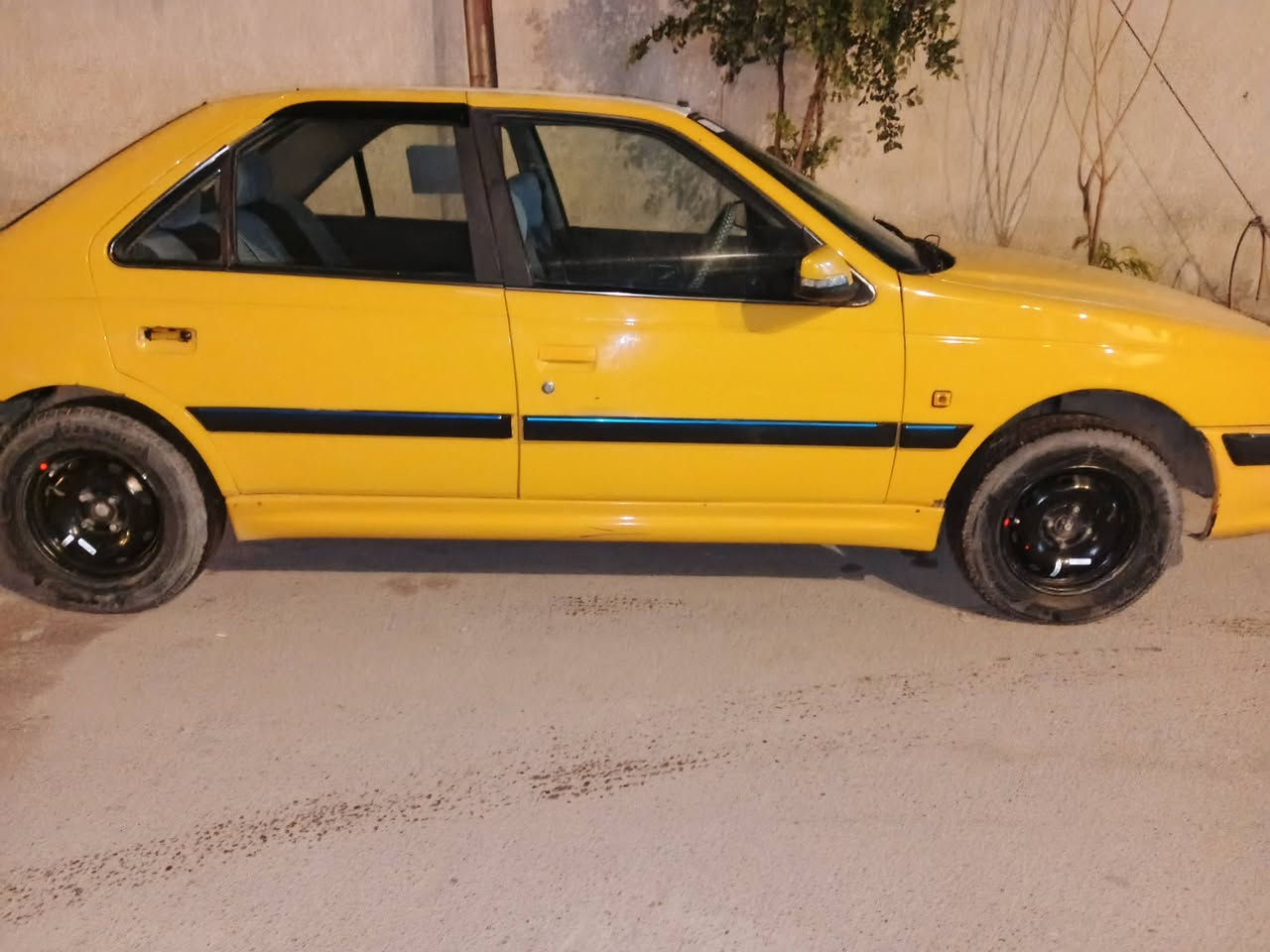 السلام عليكم
بيجو بارص موديل 2015 رقم بغداد وسنويه باسمي جديده ثاني يوم تحويل مصفره هيئه وغرامات
كير مكينه خير من الله تبريد يشتغل نقص غاز فقط بيه صبغ بجاملغ الامامي وخلفي 
عارضه 40  مكاني بغداد شهداء البياع الشراي يتصل ما متواجد ع فيس
هاتف:***********
