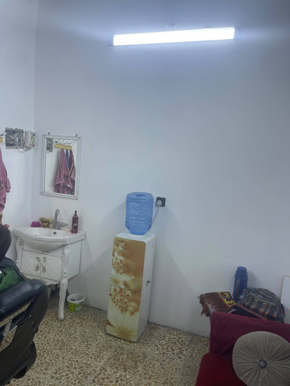 السلام عليكم 

محل حلاقه للبيع كامل 
كراسي ميوزه رفوف مري 
قطعه تخم 
براد 
سبلت طن 
ادوات حلاقه كامله ماكو اي نقص 
المحل شغله حلوه الي يحب ياخذ المحل والغراض او بس الغراض الايجار 300 مكان المحل بغداد جديده الغدير 
*********** 
رقم الهاتف
