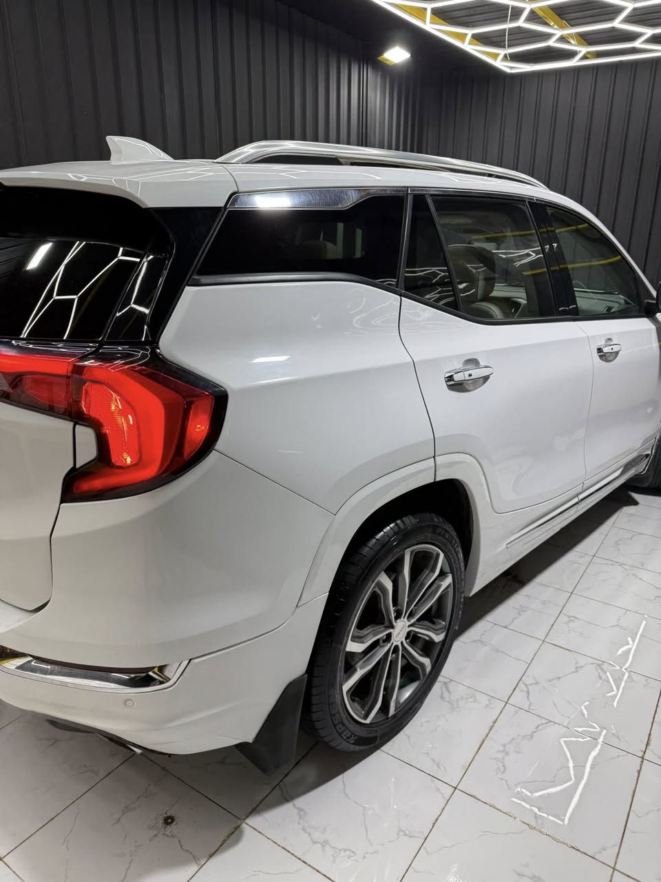 جمسي تيران ٢٠١٩ دينالي السياره فول للاخير
حادثه جاملغ وبنيد وجنطه يعني ٣ قطع صبغ 
ماشيه ٨٨ الف كيلو 
مكانه السيدية 
مكينه وشواصي مكفوله 
رقم سلمانيه الجديد سنويه جديده 
السعر ١٦٥ وبيه مجال للشراي 
***********
