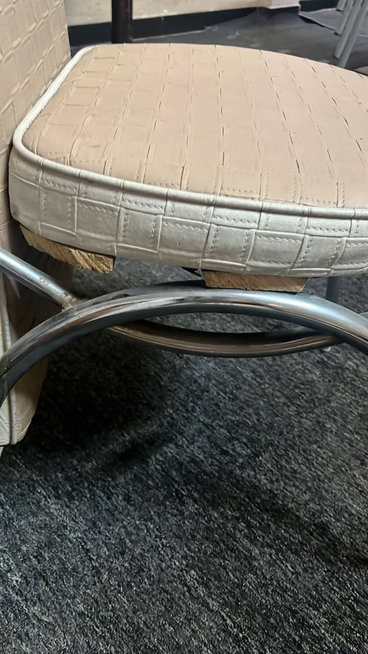 ميز طعام ويا ٦. كراسي نظيف بس اكو كراسي واضح بصورة مصلح

مكان العامرية بغداد


**إذا كنت صاحب هذا الإعلان وتريد حذفه لأي سبب، رجاءا أرسل رسالة إلى الدعم الفني**