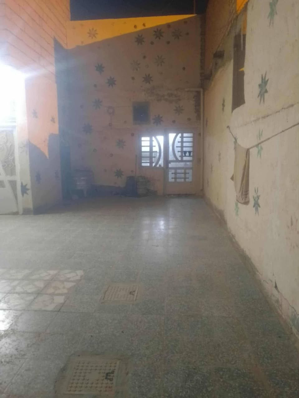 بيت للبيع حي العسكري قرب الادله الجنائيه 200متر طابق ونص الطابق الثاني مفصول ع الشارع باب وحده ترميم جديد كولش نضيف الطابق الاول غرفتين 4/6///صاله 7/4///استقبال4/8///حمامات داخلي واخارجي ثنين مناور //مدخل 3//2//طرمه جبيره الطابق الثاني غرفه وصاله ومطبخ وصحيات وسطح //السعر135🔐 استفسار ع هذا الرقم ***********واتساب ***********
