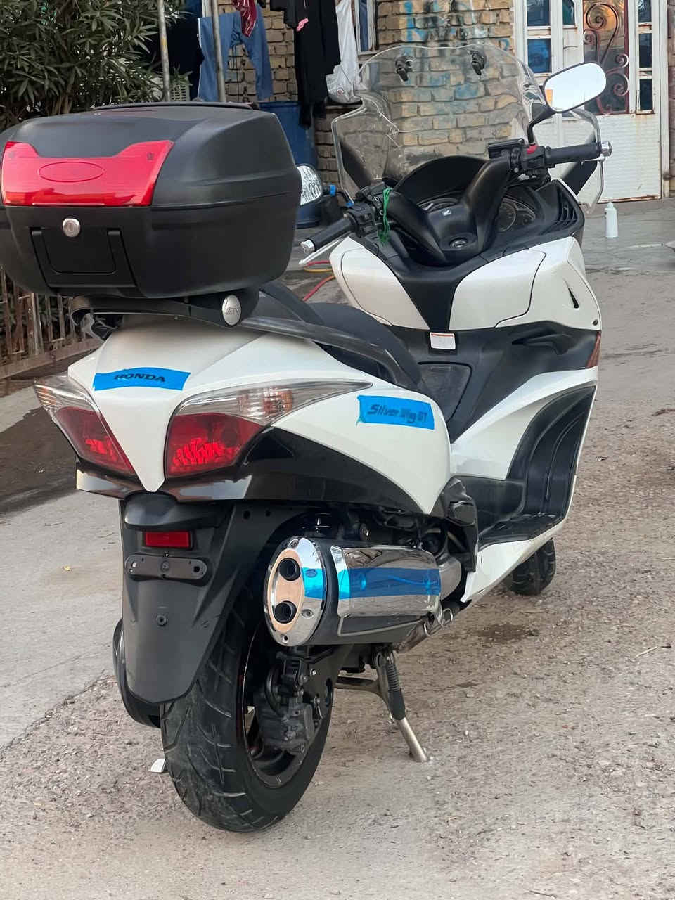 سلام عليكم شباب
سلفر جيتي 400
كامل مواصفات دراجه جاهزه لانطلاق شكد ما تصور نضافه 
نقصهه قايش فقط 
والدراجه كدام عينك 
سعر 18 وبيهه مجال 
ما متواجد عله الفيس 
رقم ***********
