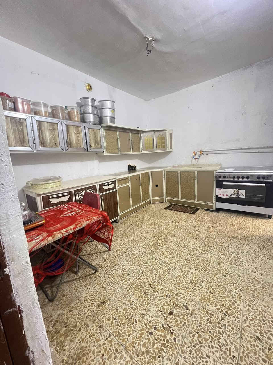 سلام عليكم بيت بغداد الحسينية سكلات بل 13 قروب شارع ال20 مساحة 200متر قاط ونص4غرف نوم وصالة وستقبال كلش جبيرة مطبخ وهول وترك تصال *********** وتساب فقط ‭0787 421 9399‬سعر مناسب خاص
