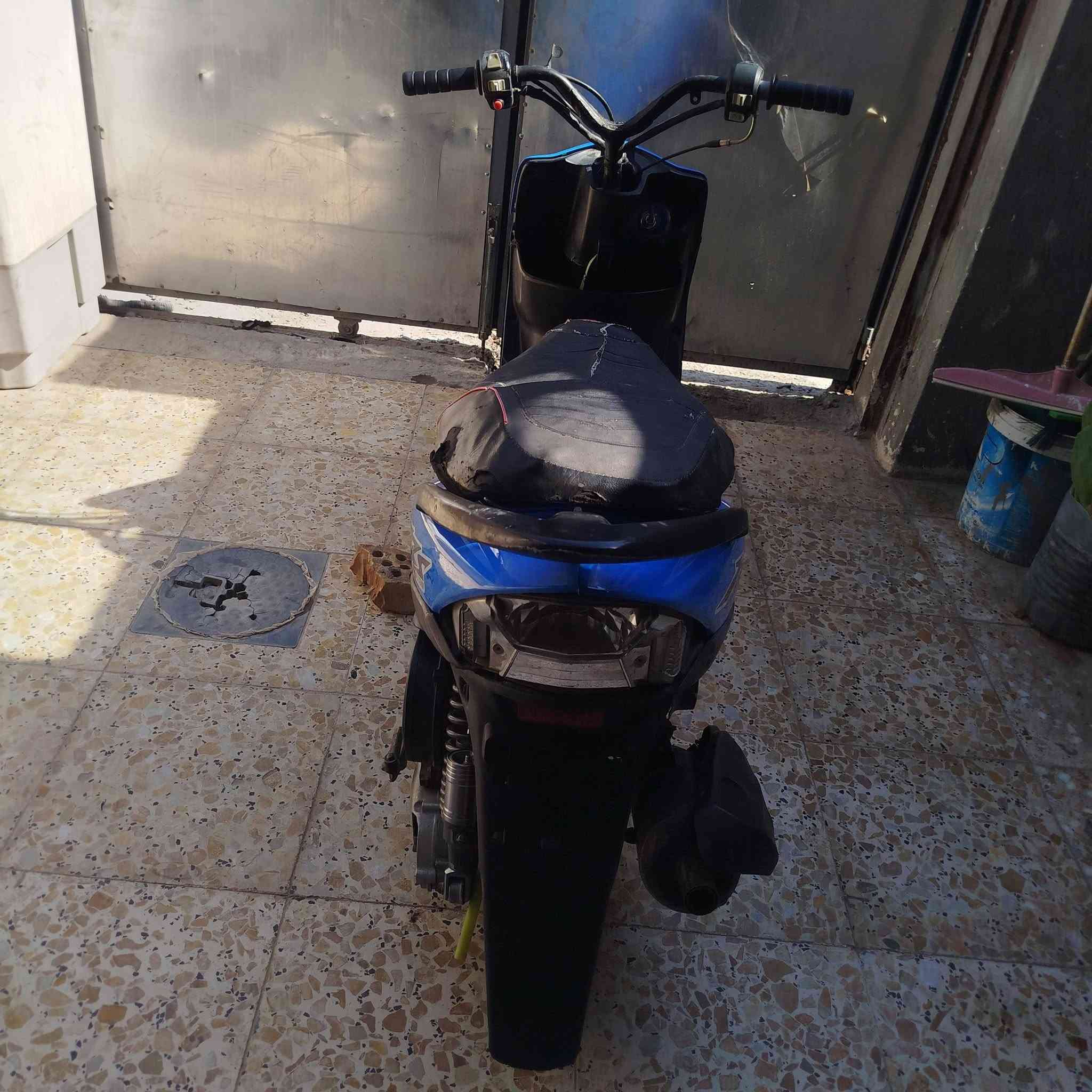 السلام عليكم ماكس
 عدله للبيع مكينه بلادي
 بيها تزويد خفيف
 الدراجه بيها نقص بس كابريتر 
غراضها كامله سعرها 300 بيها مجال 
موجود عل فيسبوك 
واتساب ***********
