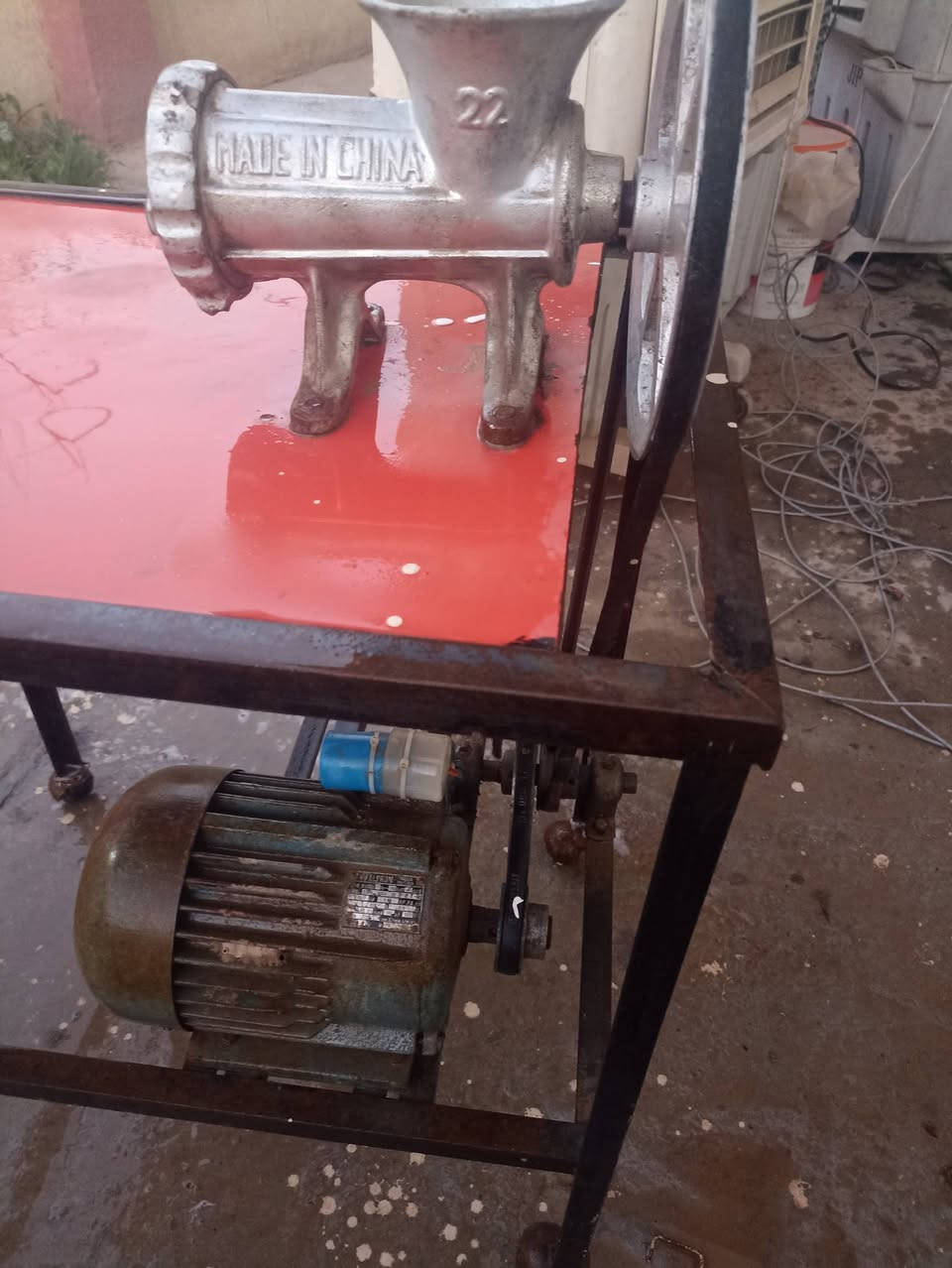 سلام عليكم 
مثرامه لحم او فلافل 
شغاله ماطور بلاد ما مفتوح
نضيفه 
استعمال قليل
سعرها 200 الف
عنوان ديالى شهربان
للاتصال ***********
