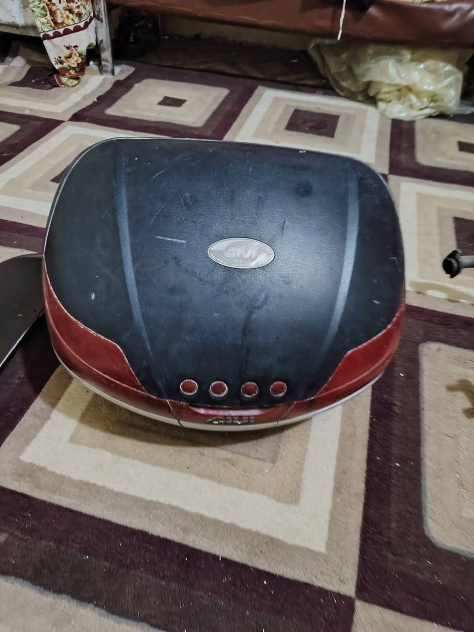 سلام عليكم صالنصه اصلي بيه زرف واحد اريدها 40 الف جنطه مال سلفر قفلها 60 مال حاويه كفر بوليس مصبوغ بس اصلي وليطه مالته كلهن موجوده  تكدر تصبغه بس ارجع وكول اصلي اريده 50 العلوان بغداد مدينة الصدر.....  ***********.... بي واتساب
