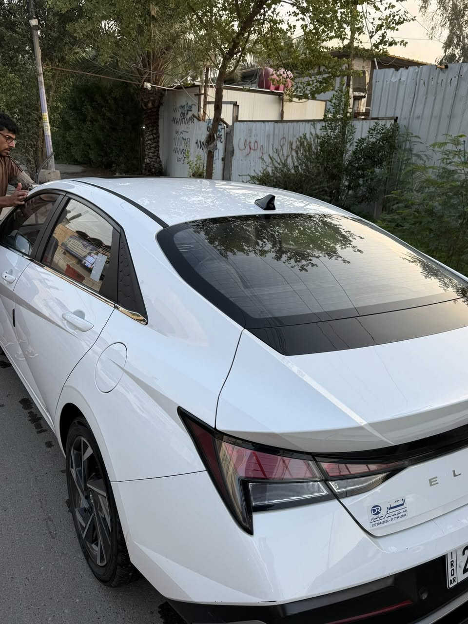 سلام عليكم
انترا تجميع صيني ٢٤ ماشية ٥٣ الف 

مكفولة كير محرك كلشي 

بيها بس صبغ شوية بين الجاملغ الخلفي والباب اقل الشبر والجاملغ البصف السايق بي بي دي ار طخة خفيفة كلش عندي صور الطخة اذا اتحب اتشوفها سيارة خير من الله 

رايدها ب١٣٥ وبيها مجال حق الجية

*********** موجود واتساب
عنواني بغداد بسمي السيارة
