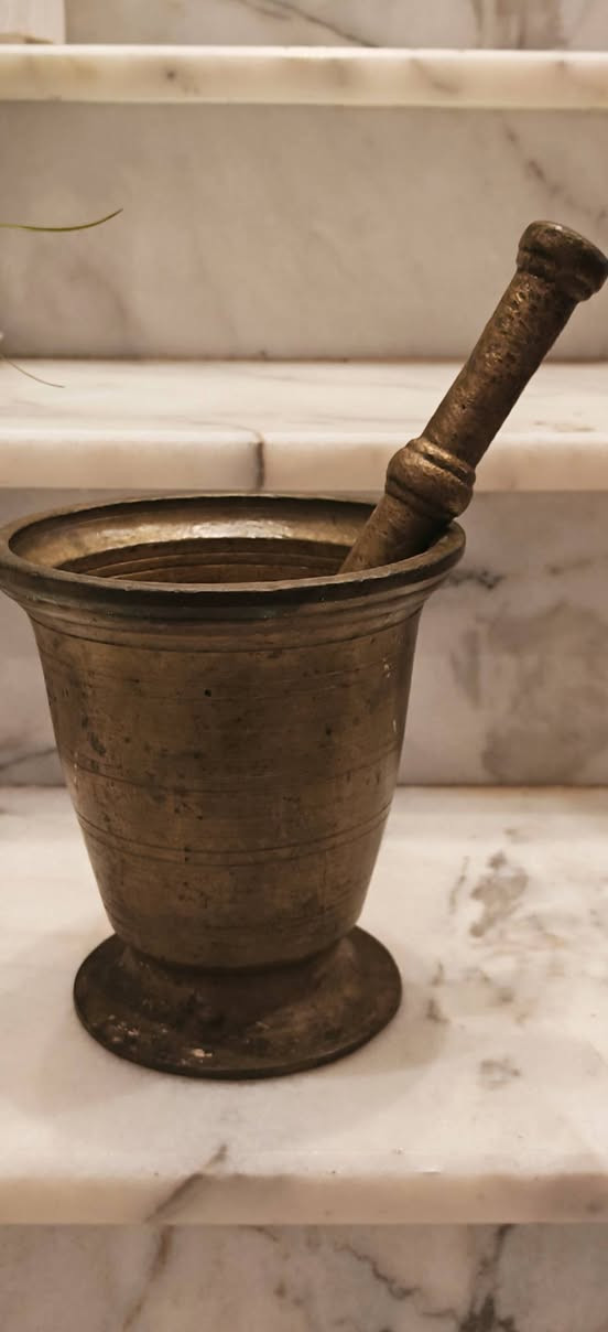 هاون نحاس قديم للبيع القياس 19.5 للاستفسار الاتصال على الرقم ***********
